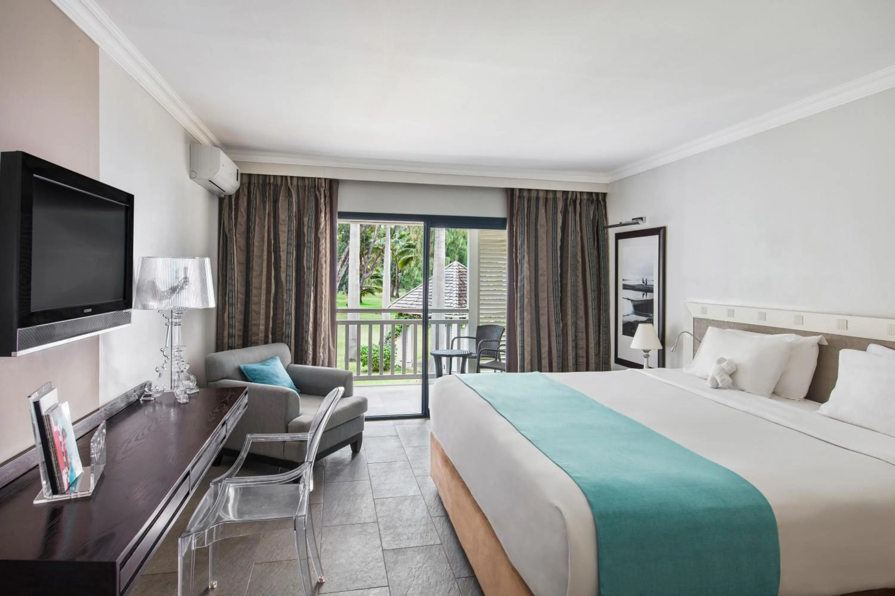 Bedroom, Bed in LUX* Saint Gilles Resort