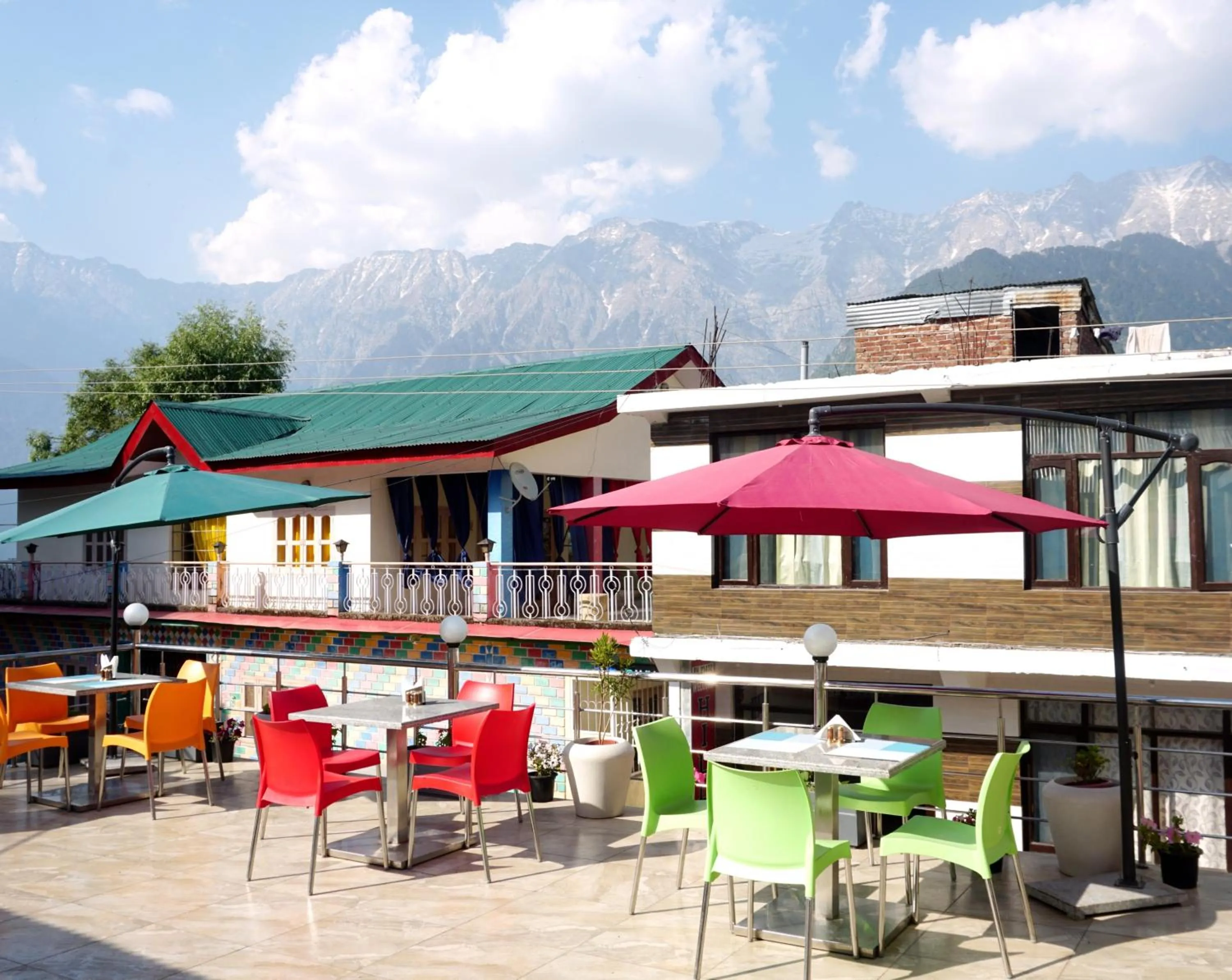 Restaurant/places to eat in Ess & Bee Resorts