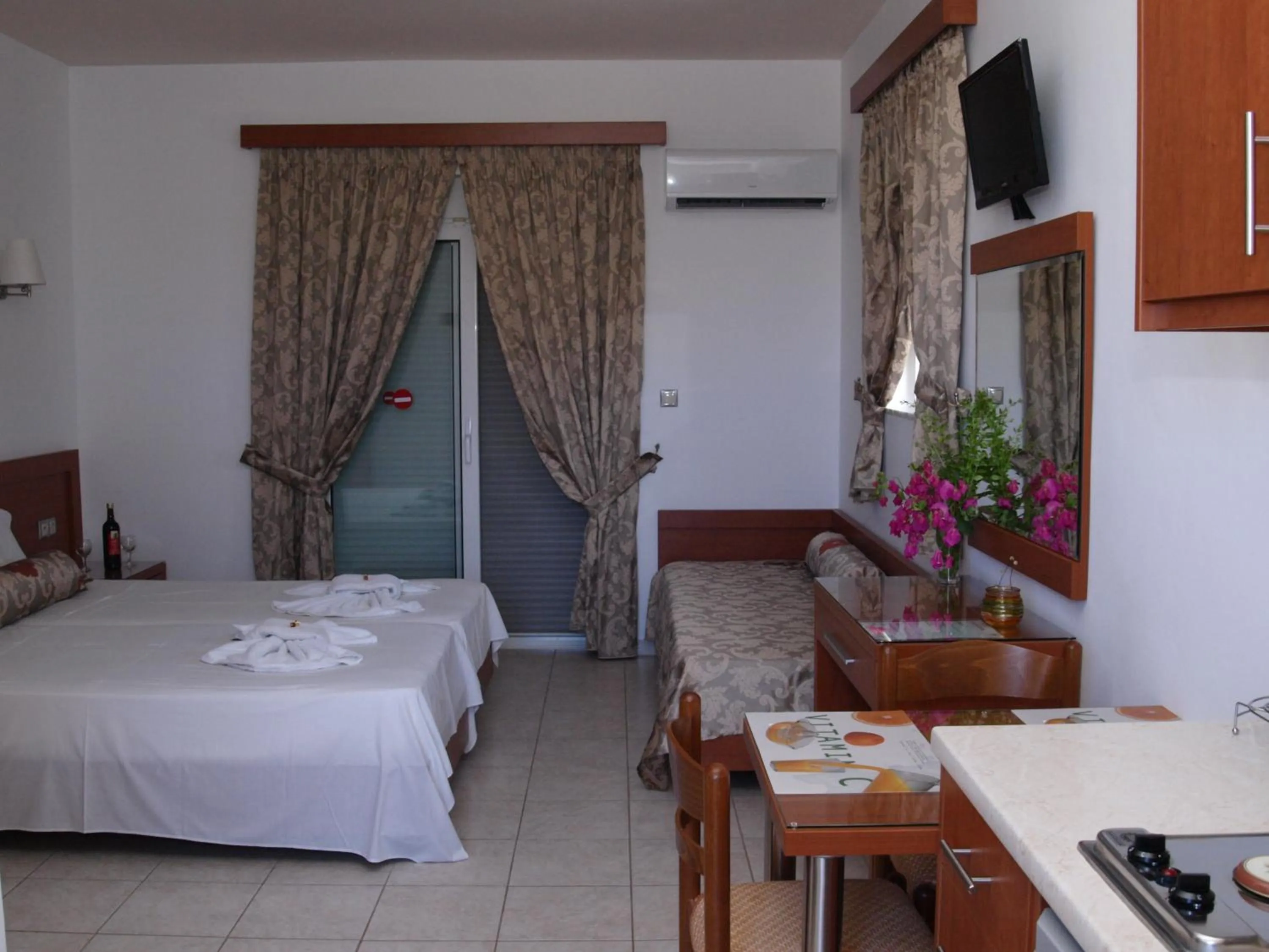 Photo of the whole room in Paul's Garden Studios