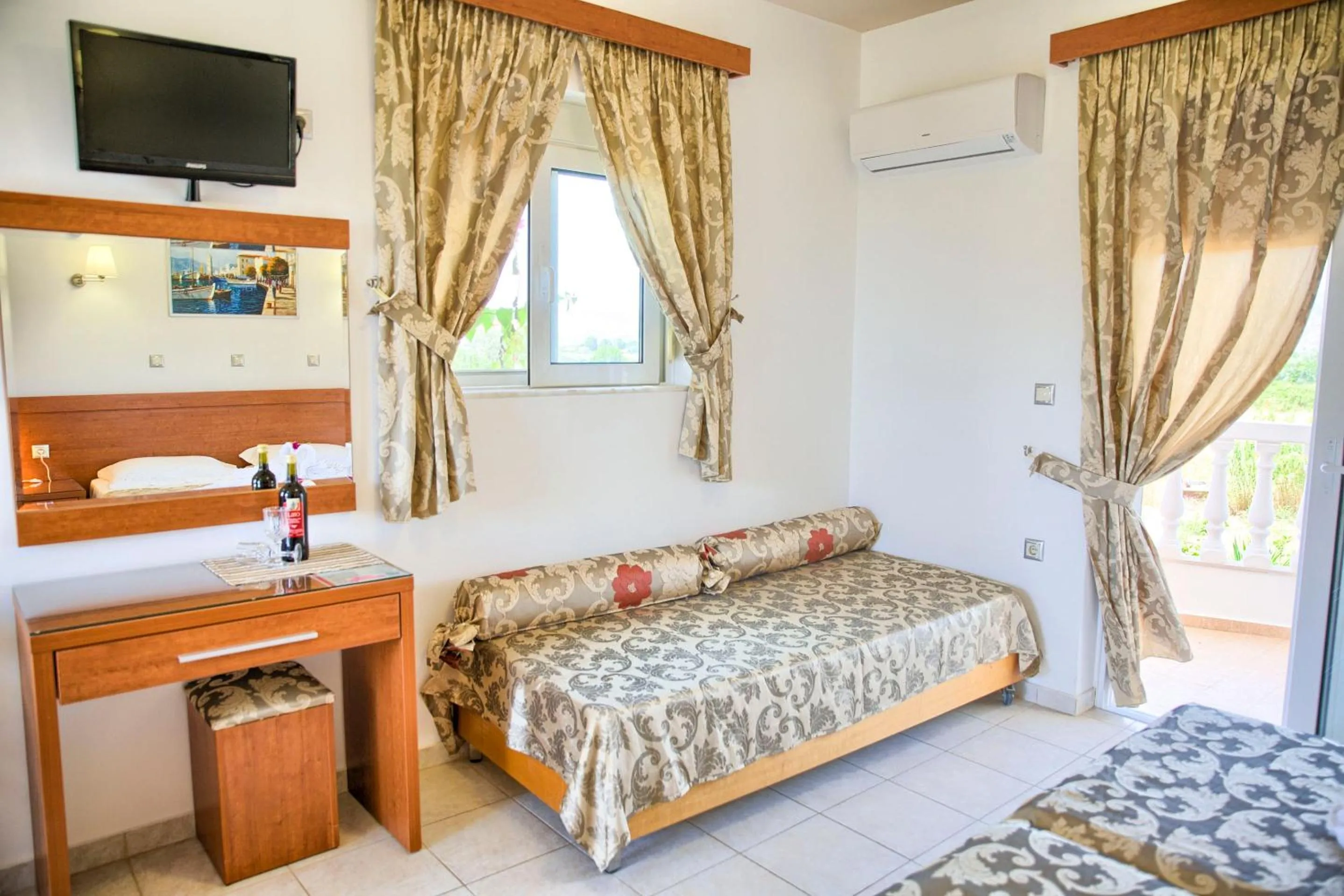 Bed in Paul's Garden Studios