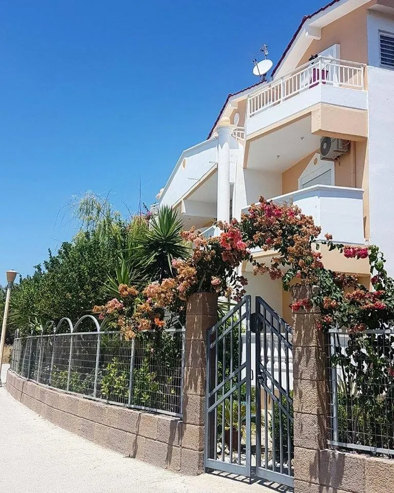 Property building in Paul's Garden Studios