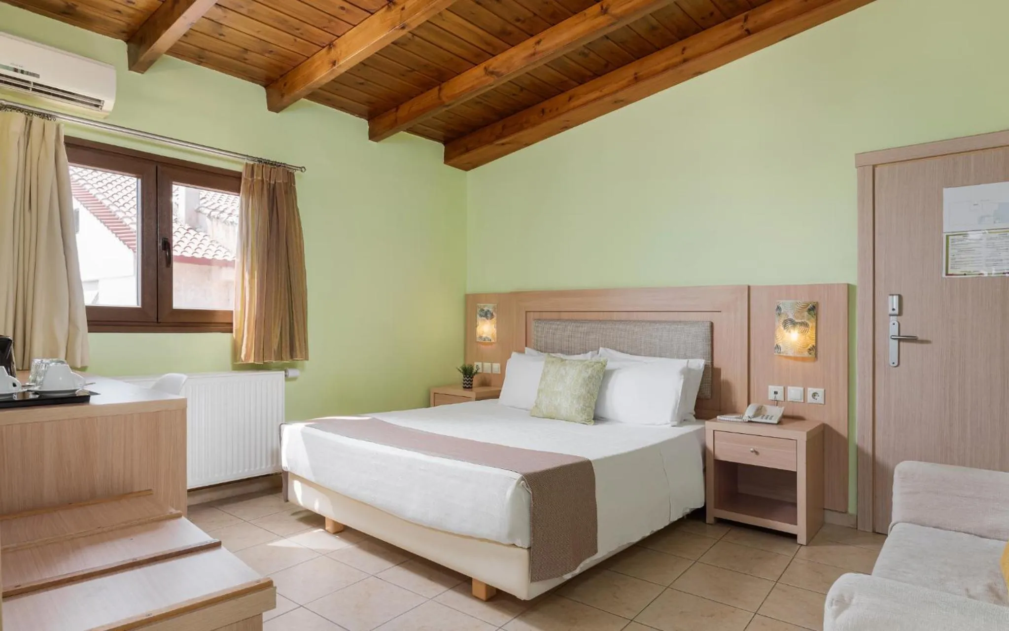 Bed in Hotel Leto Delphi