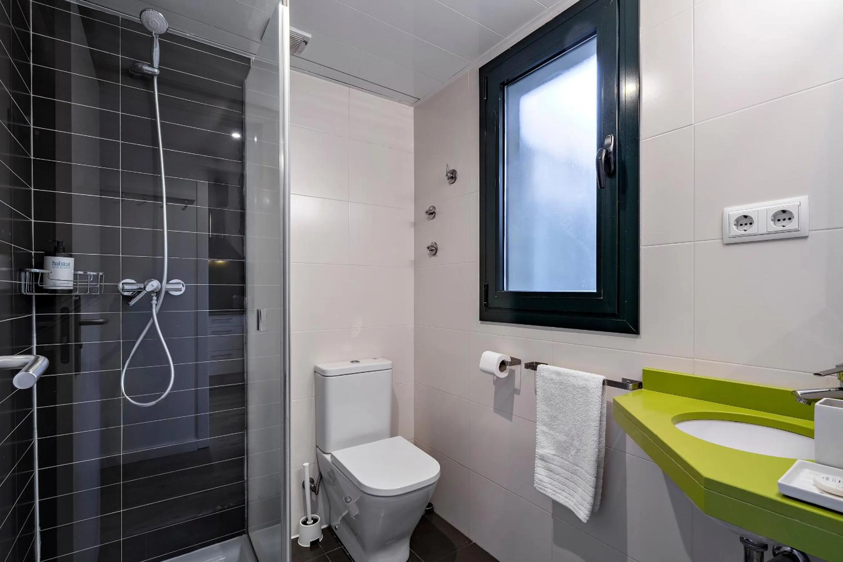 Toilet in Verdi Habitat Apartments