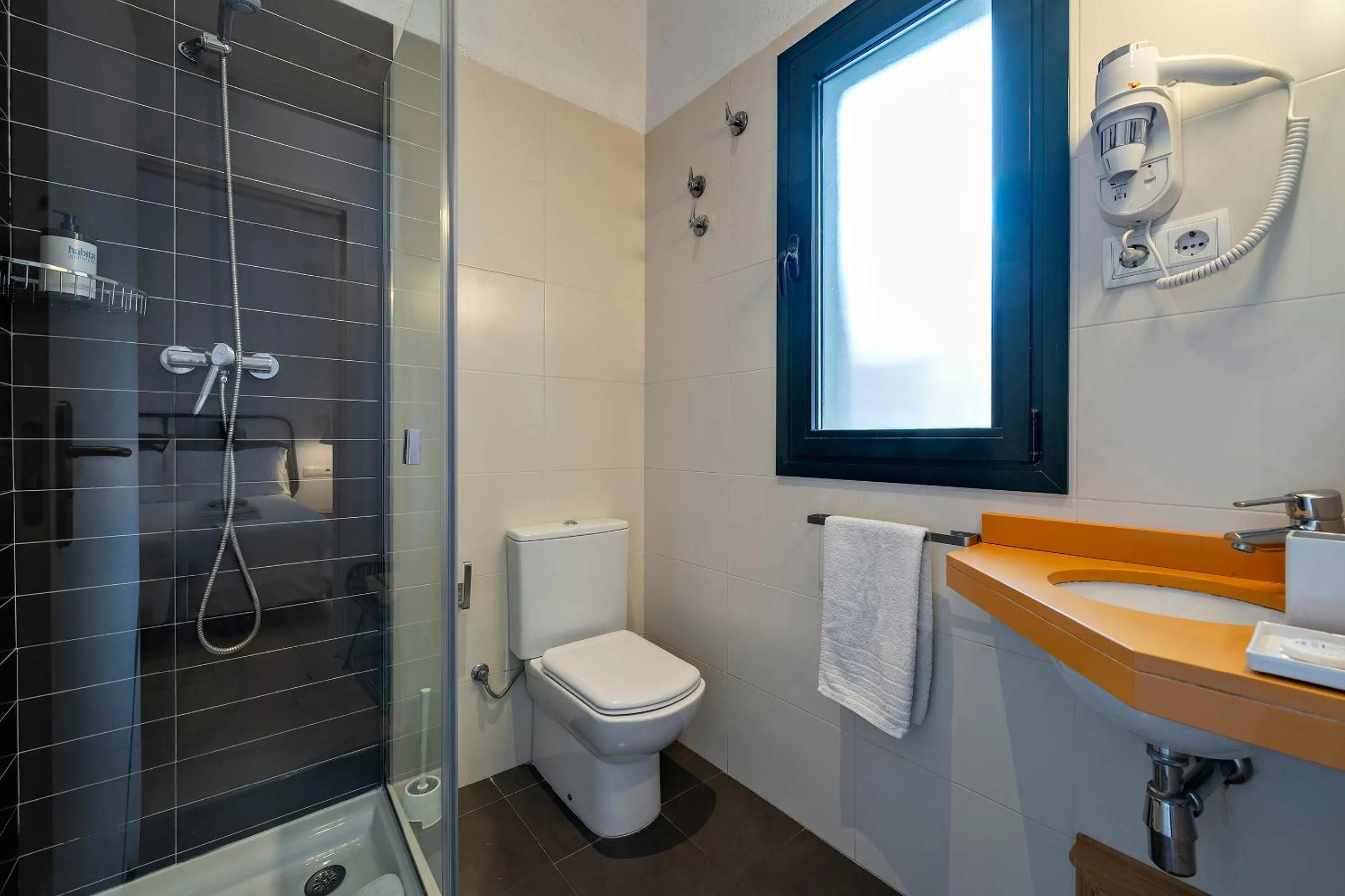 Toilet in Verdi Habitat Apartments