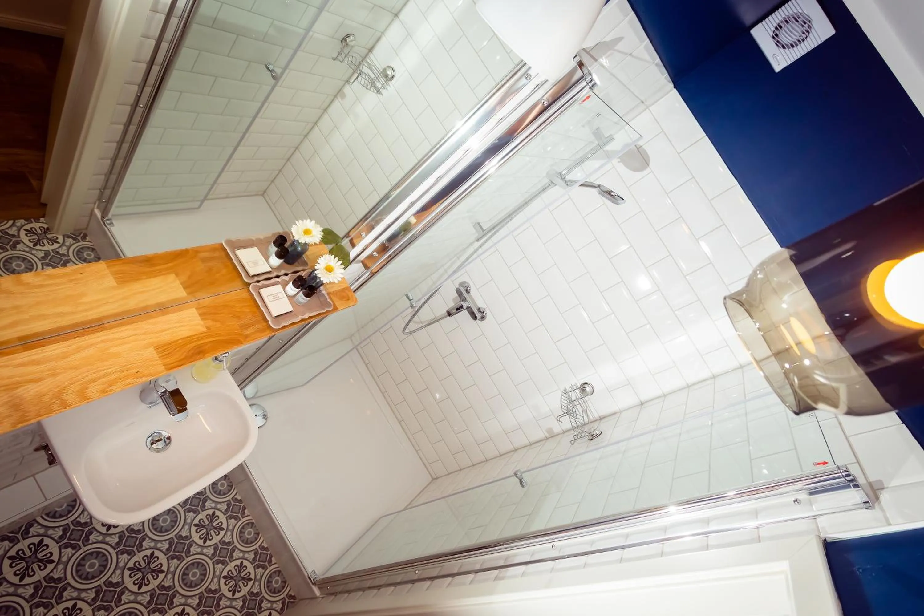 Shower in Ferienwohnung Gründerhaus