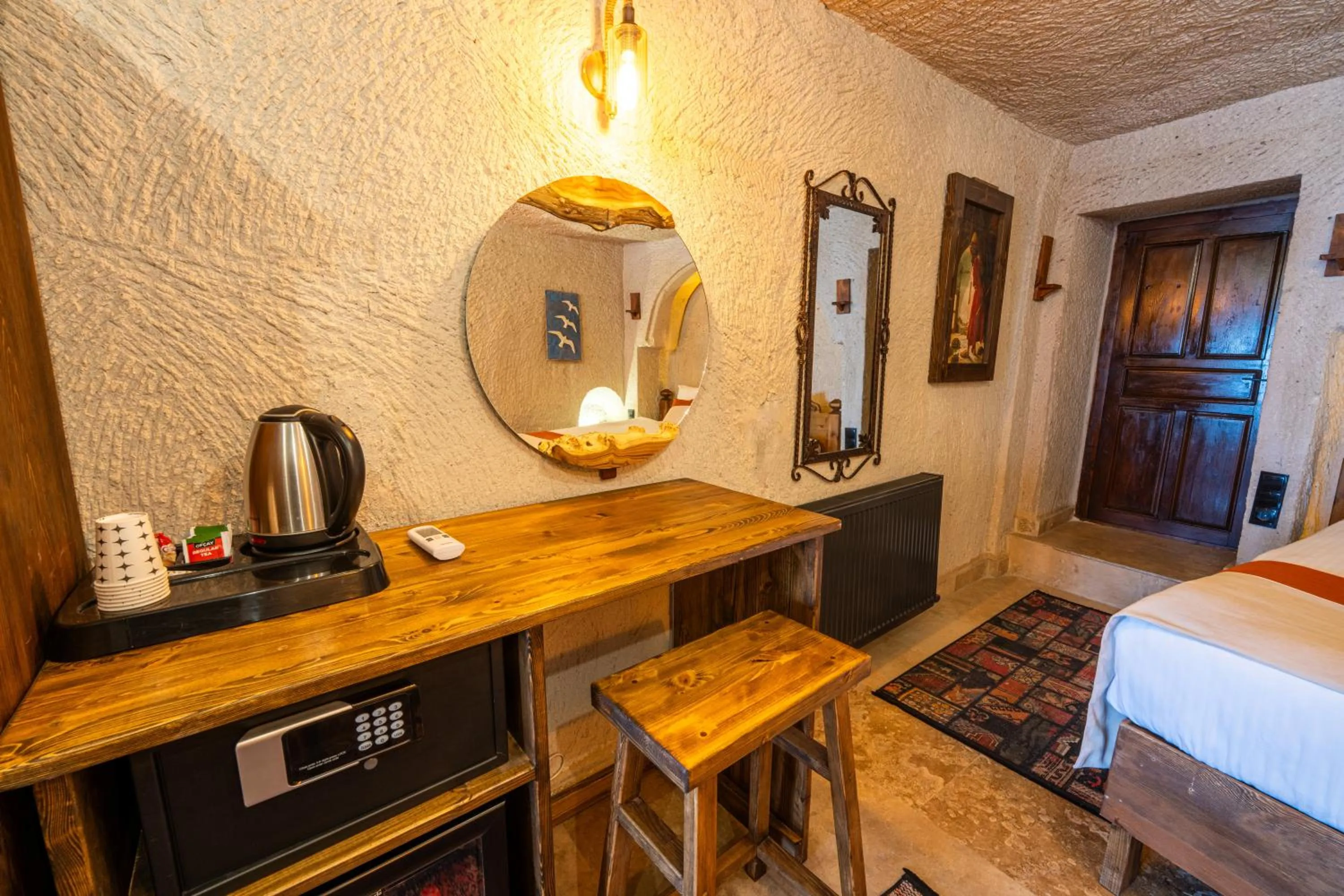 Photo of the whole room, Bed in Sunset Cave