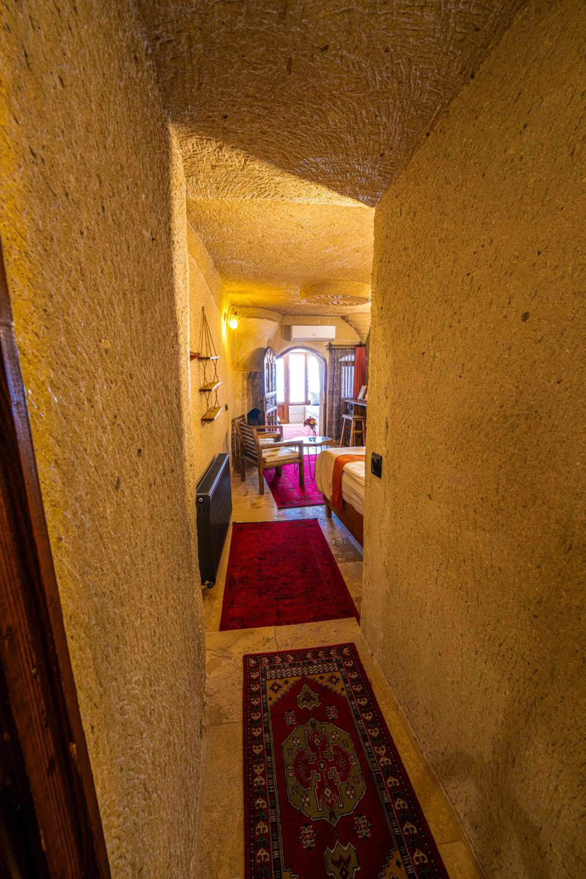 Photo of the whole room, Bed in Sunset Cave