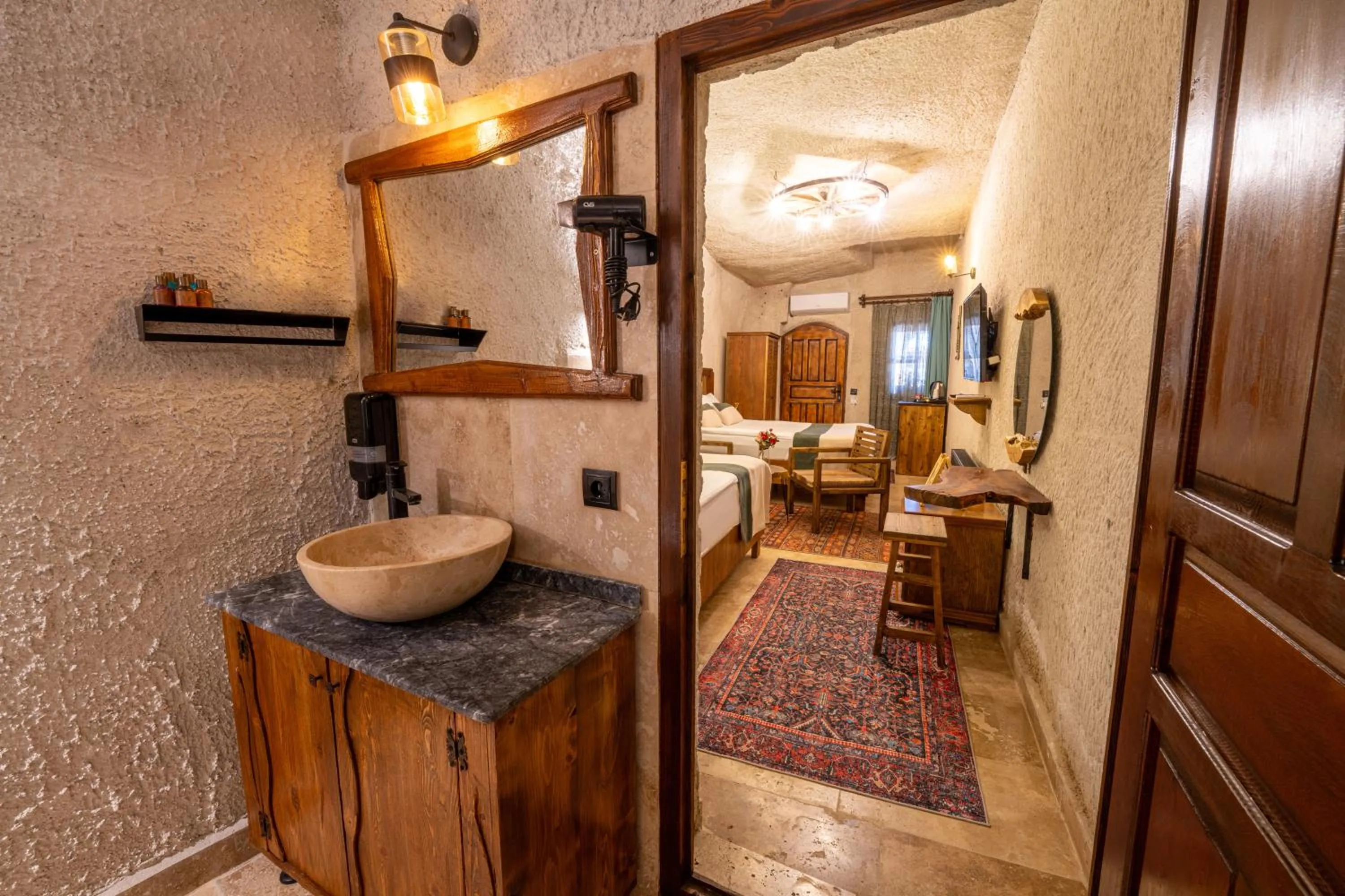 Photo of the whole room in Sunset Cave