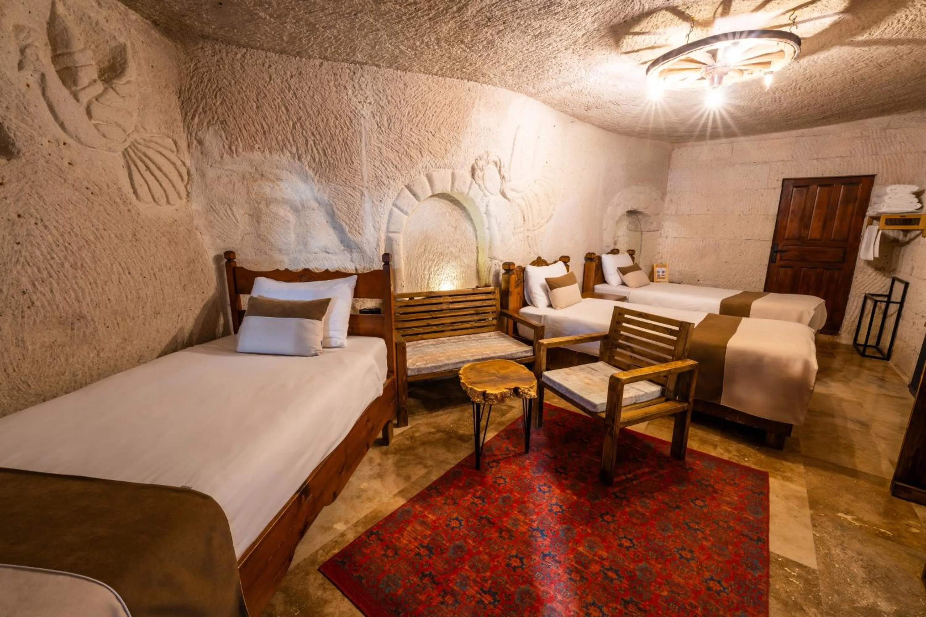 Photo of the whole room, Bed in Sunset Cave