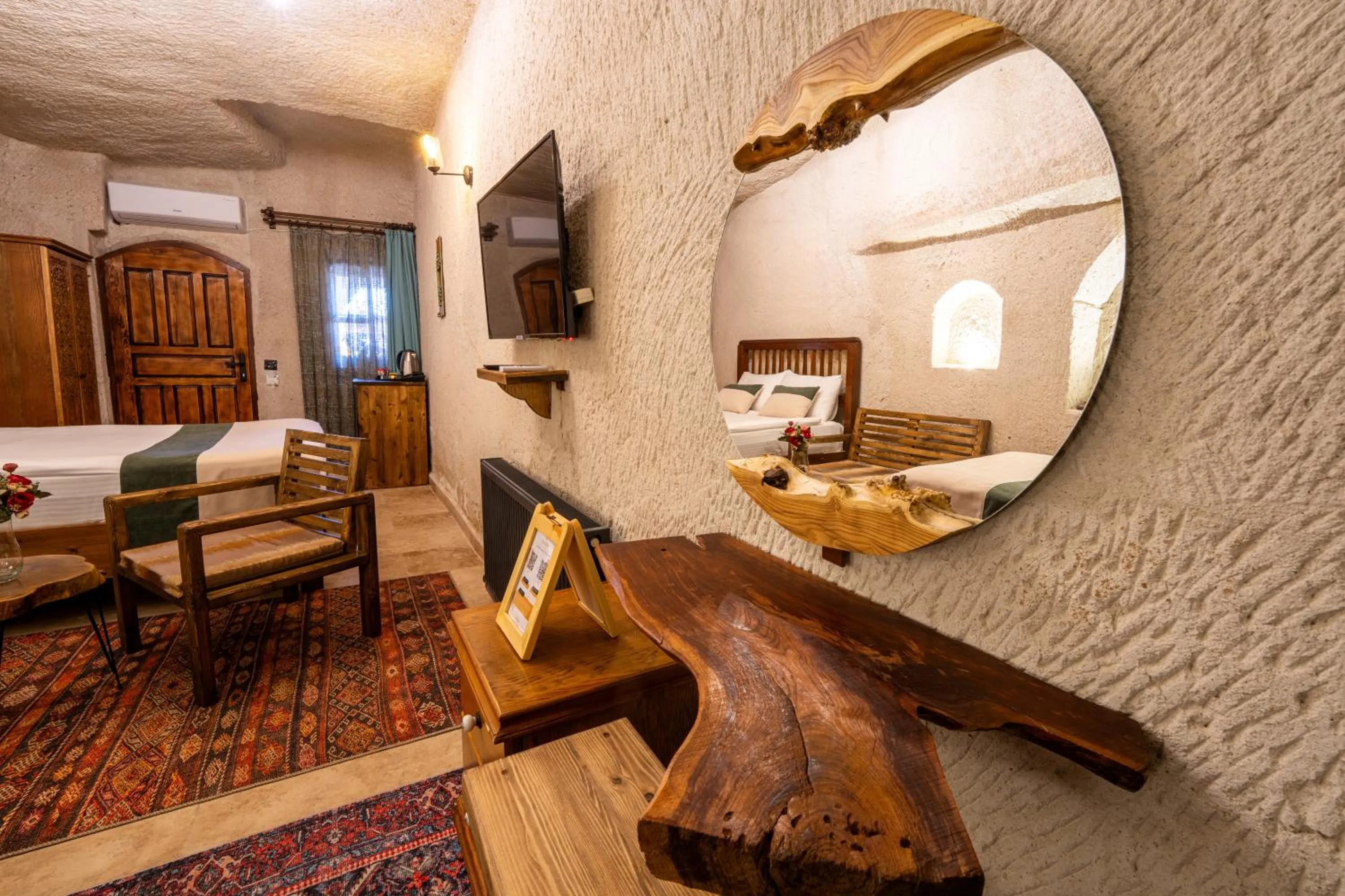 Photo of the whole room, Bed in Sunset Cave