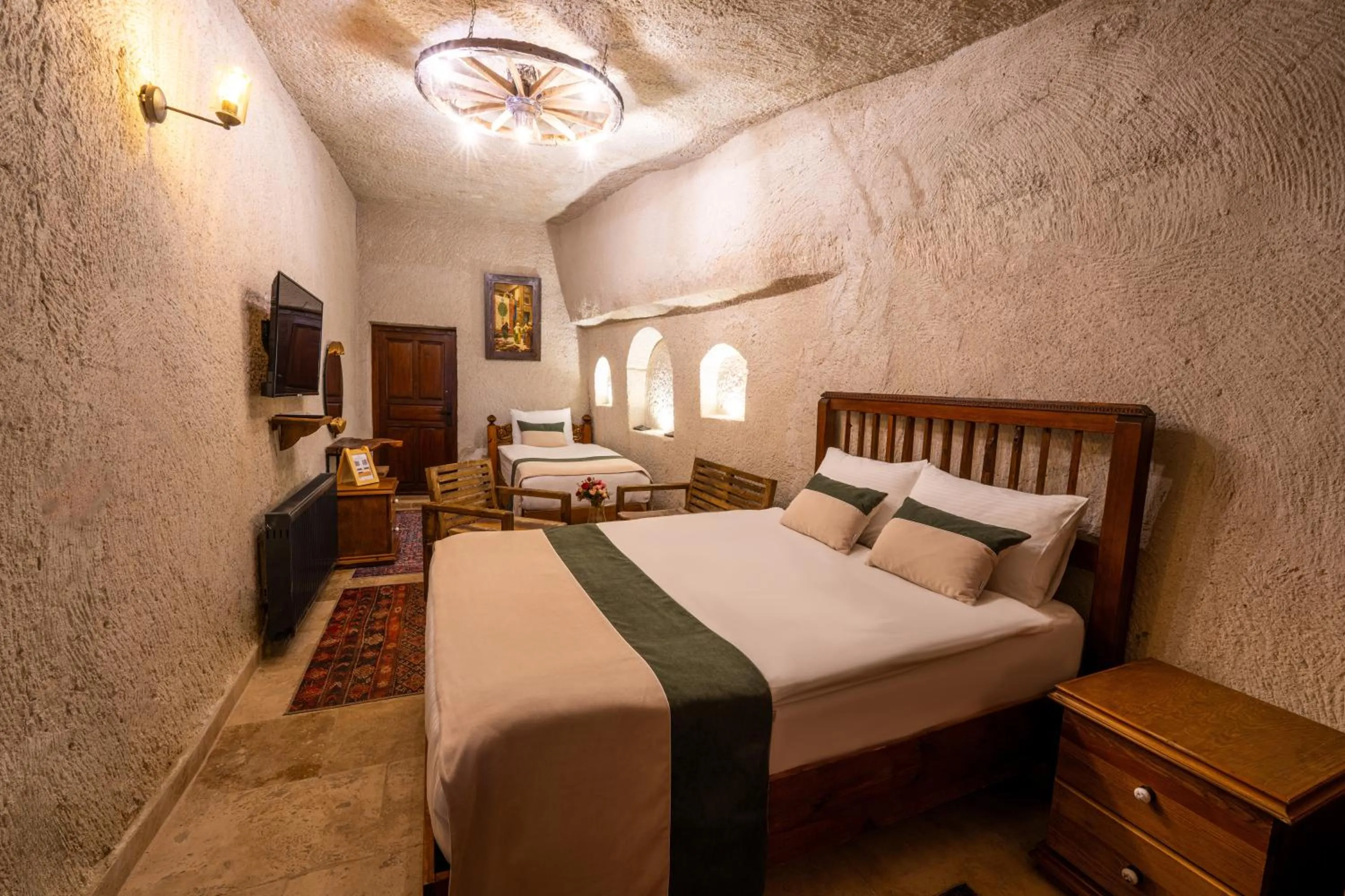 Photo of the whole room, Bed in Sunset Cave