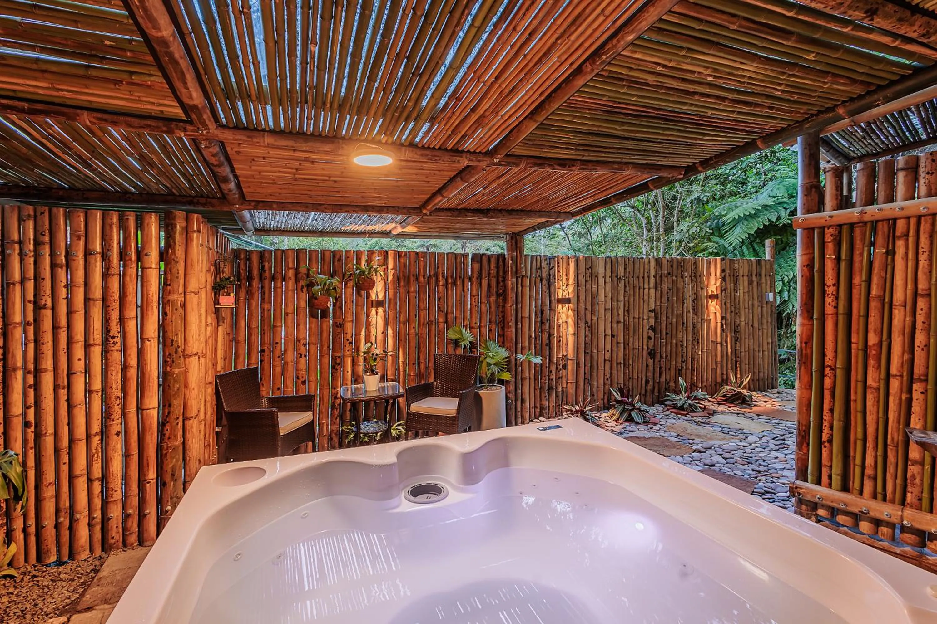 Hot Tub in Ecohotel Piedemonte