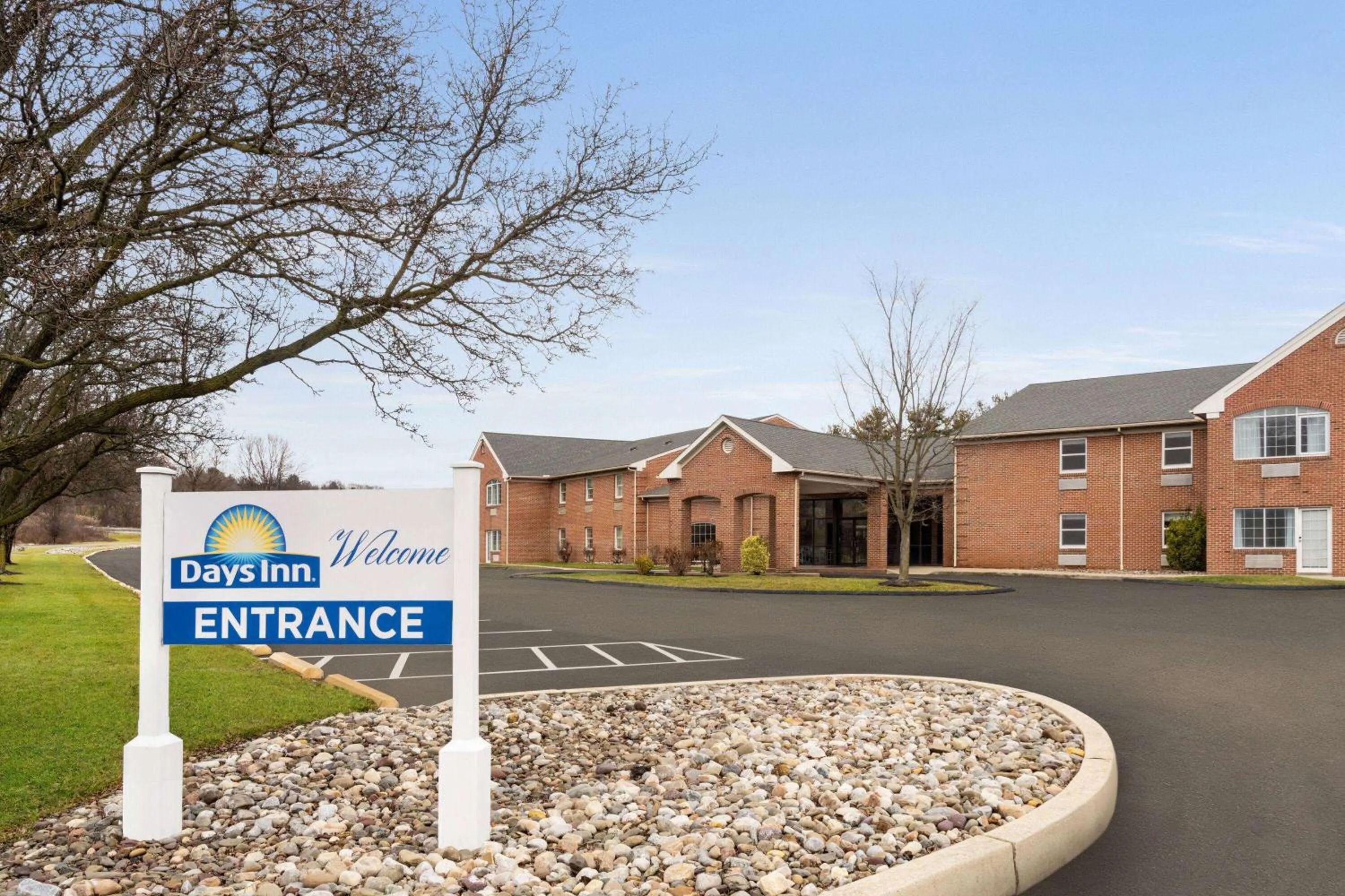 Property building in Days Inn & Suites by Wyndham Lancaster Amish Country