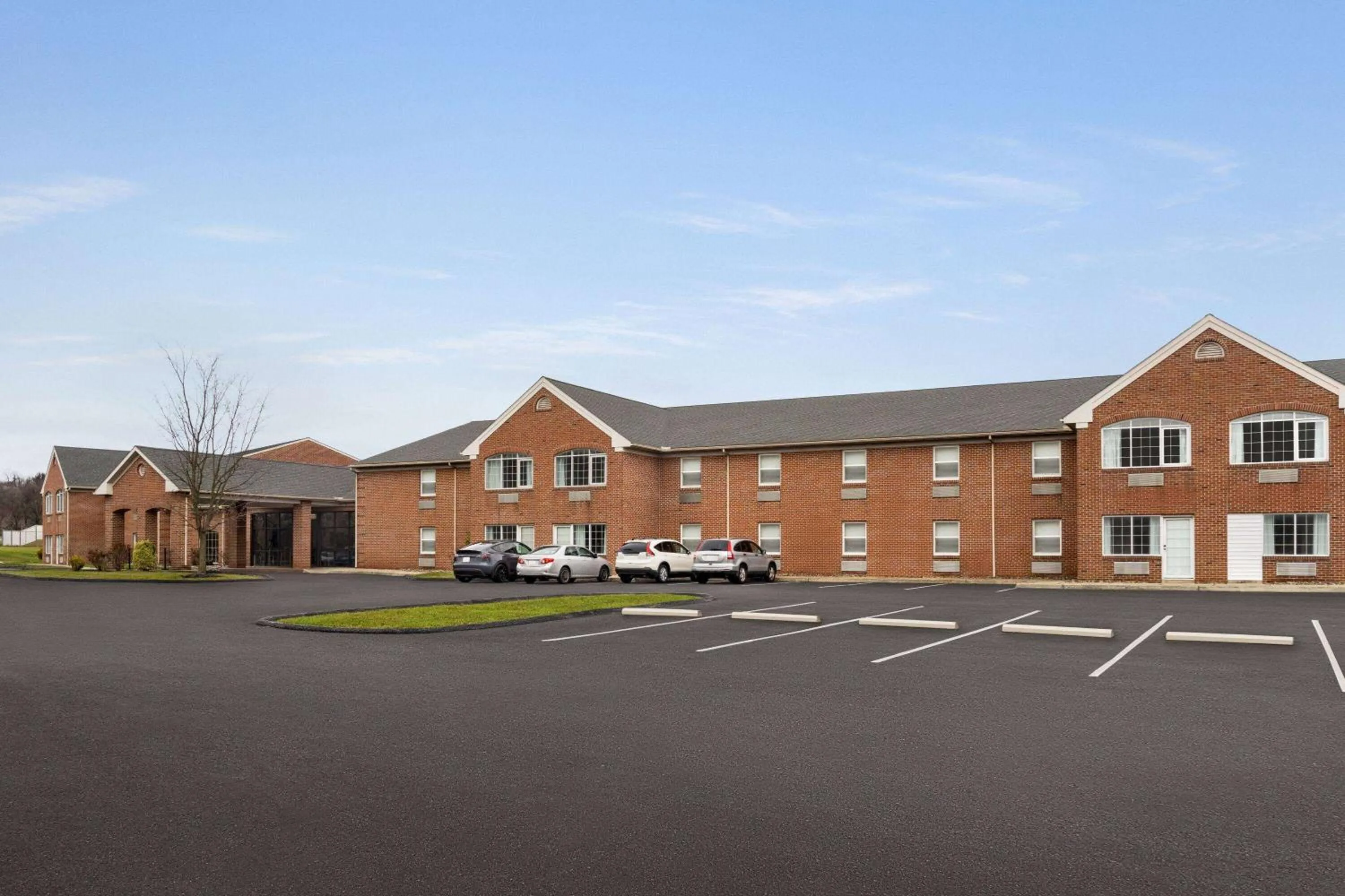 Property building in Days Inn & Suites by Wyndham Lancaster Amish Country