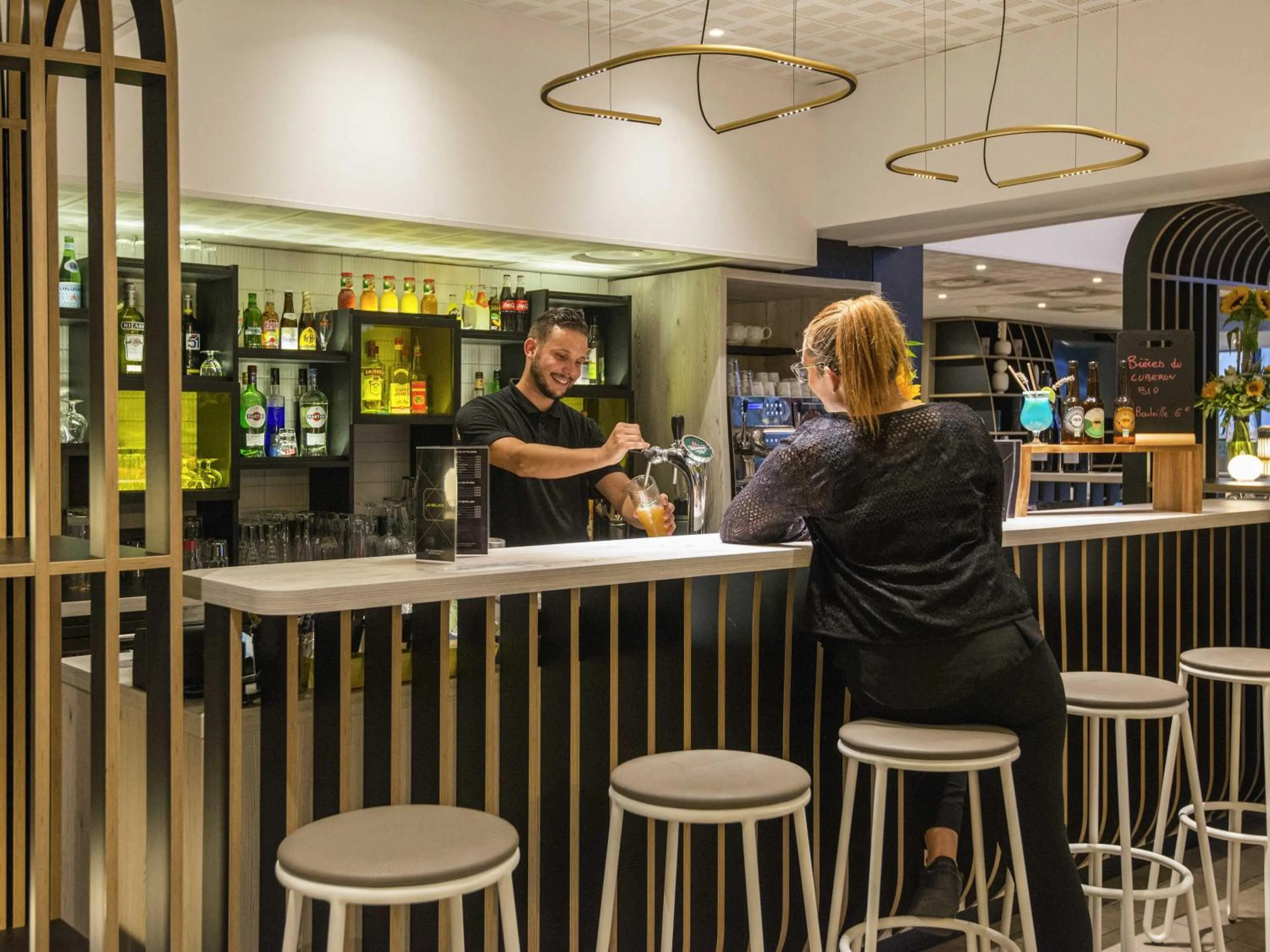 Lounge or bar in ibis Styles Pertuis Portes du Luberon