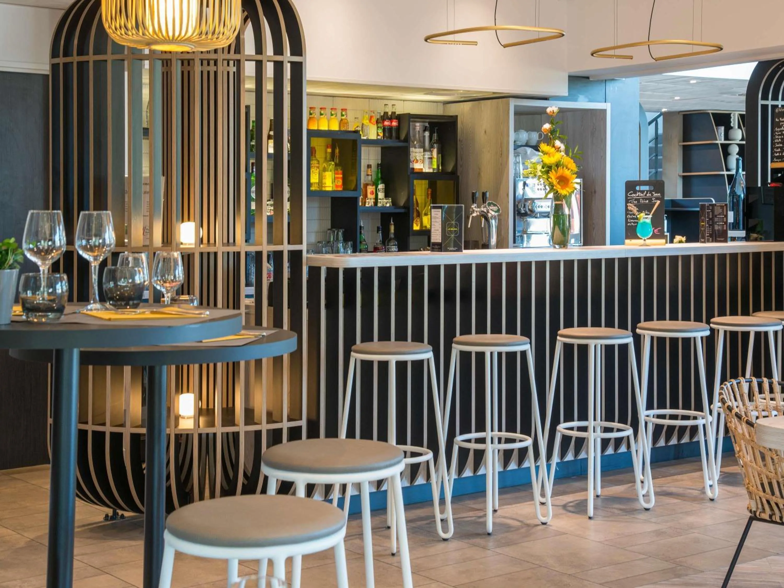 Lounge or bar in ibis Styles Pertuis Portes du Luberon