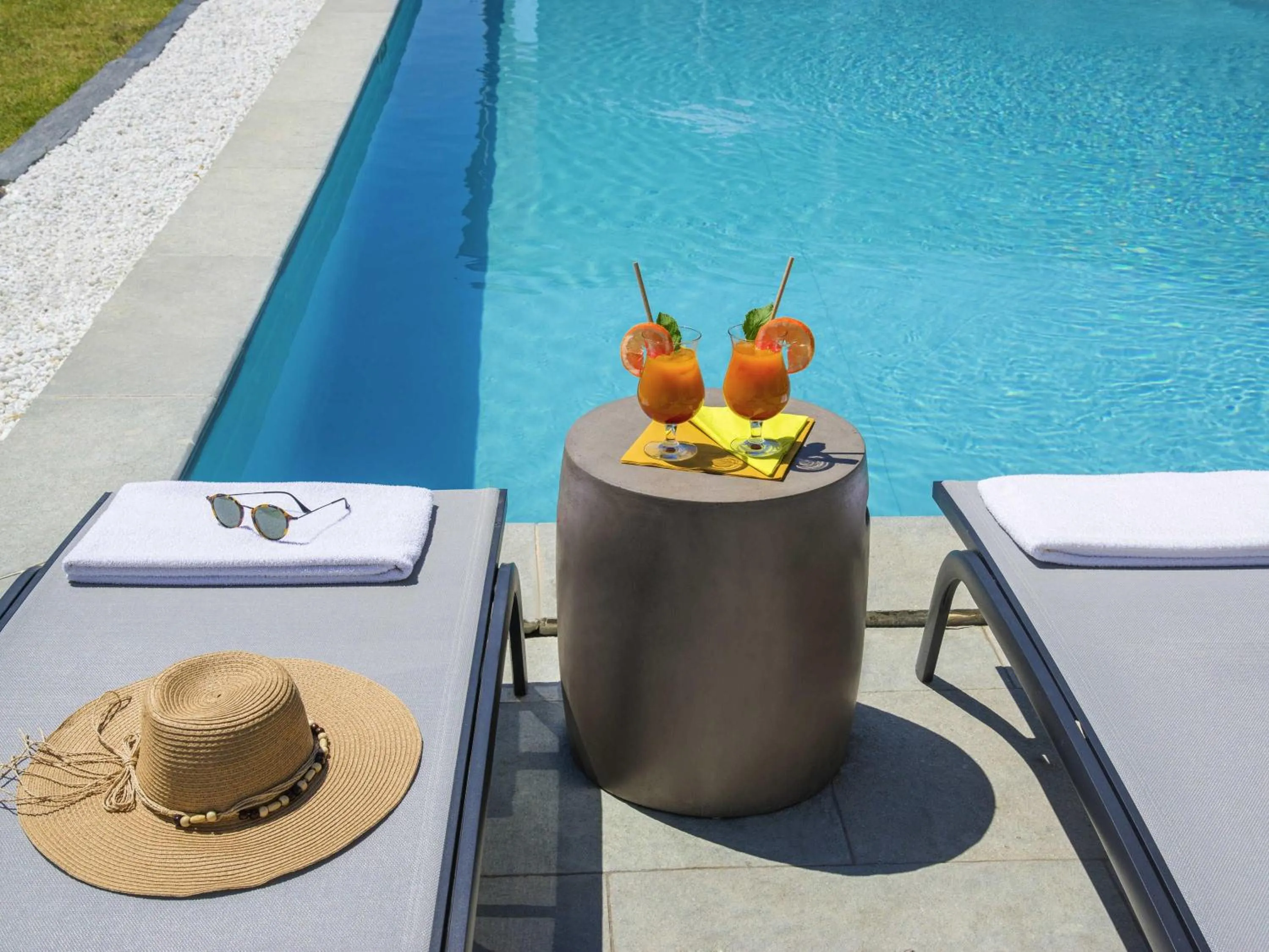 Pool view in ibis Styles Pertuis Portes du Luberon