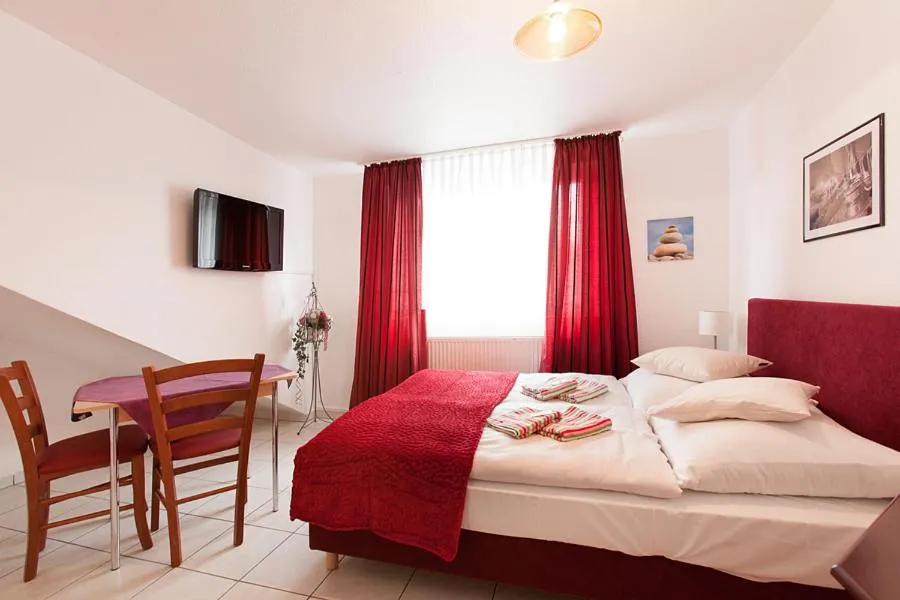 Photo of the whole room, Bed in Pension Jasmin
