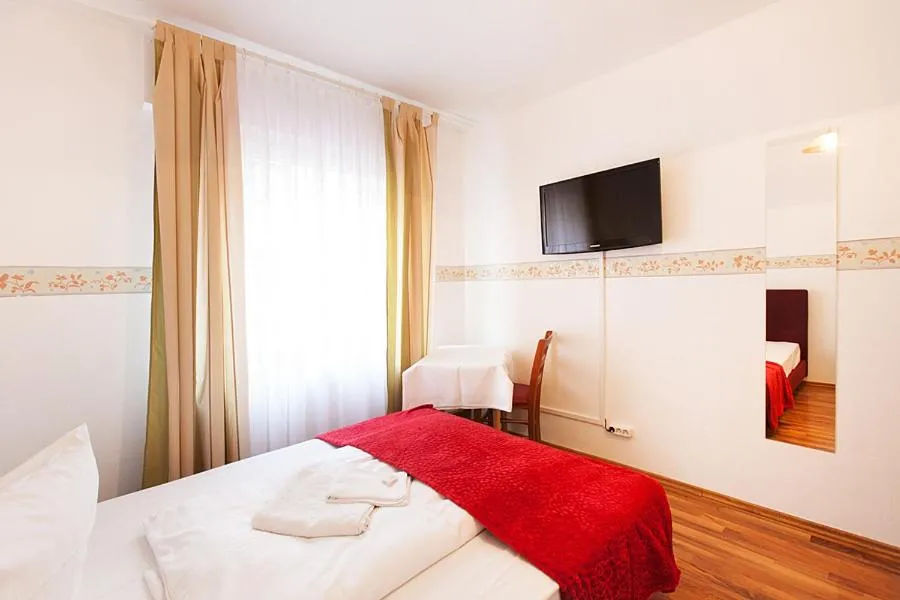 Photo of the whole room, Bed in Pension Jasmin