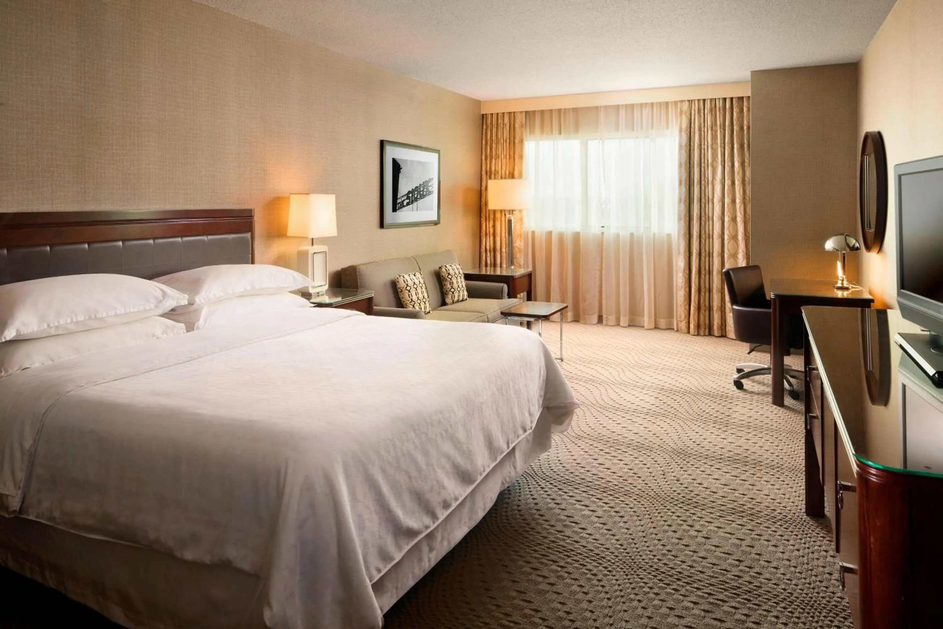 Lounge or bar, Bed in Sheraton Sioux Falls Hotel & Convention Center