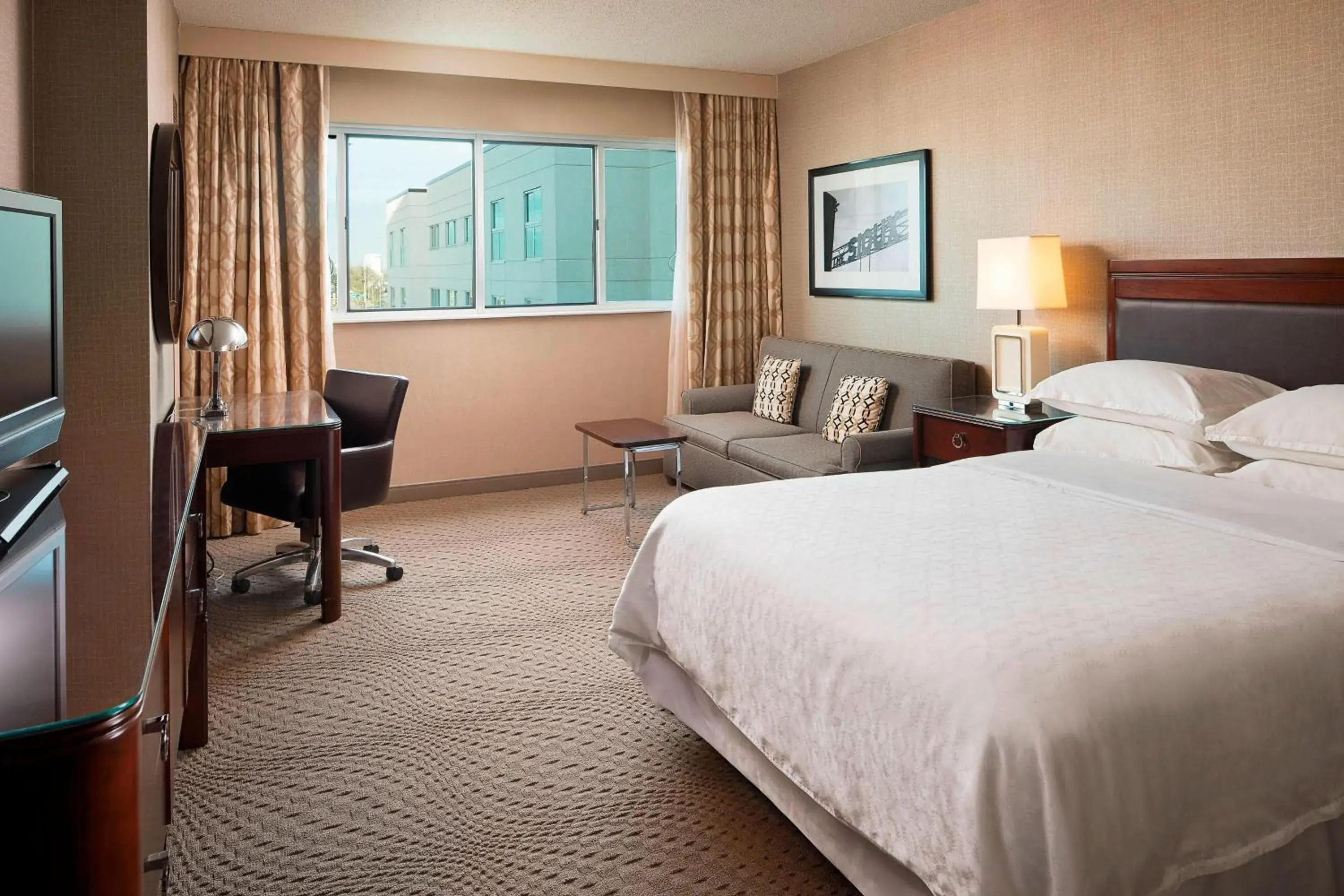 Guest room, 1 Queen, Sofa bed in Sheraton Sioux Falls Hotel & Convention Center Guest room, 1 Queen, Sofa bed in Sheraton Sioux Falls Hotel & Convention Center