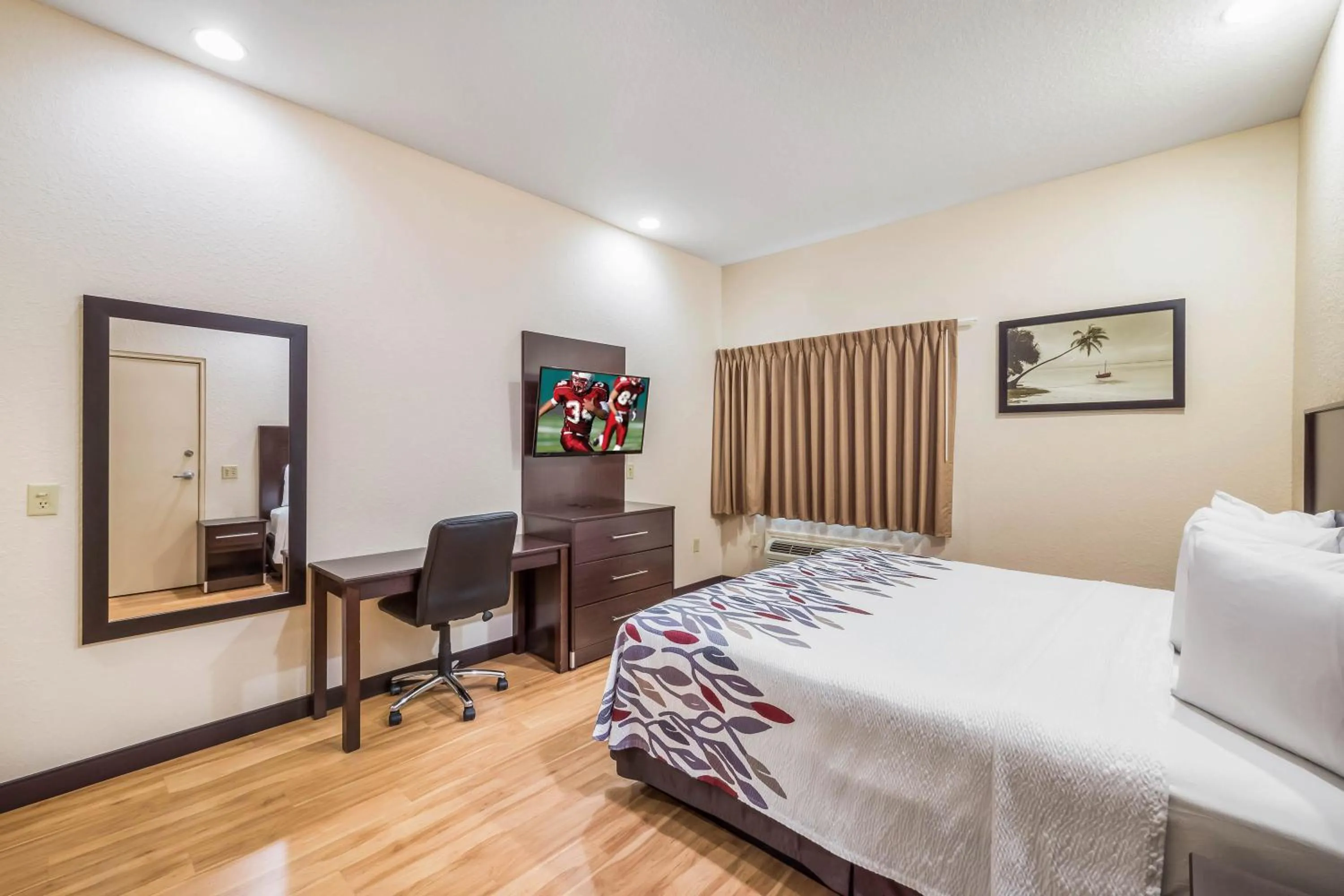 Photo of the whole room, Bed in Red Roof Inn Ocala