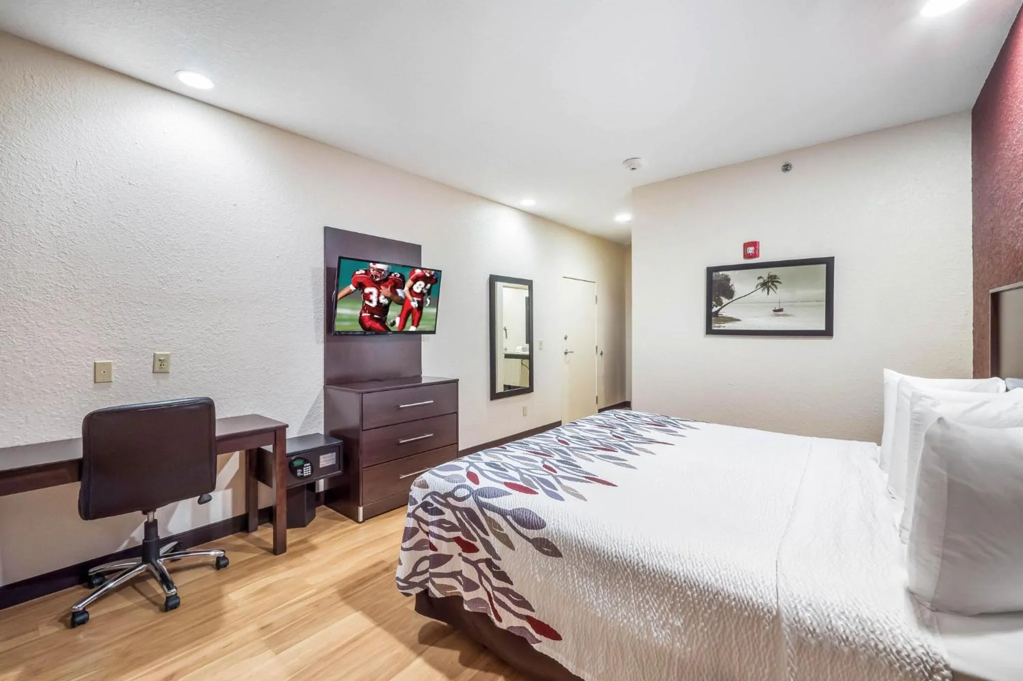 Photo of the whole room, Bed in Red Roof Inn Ocala