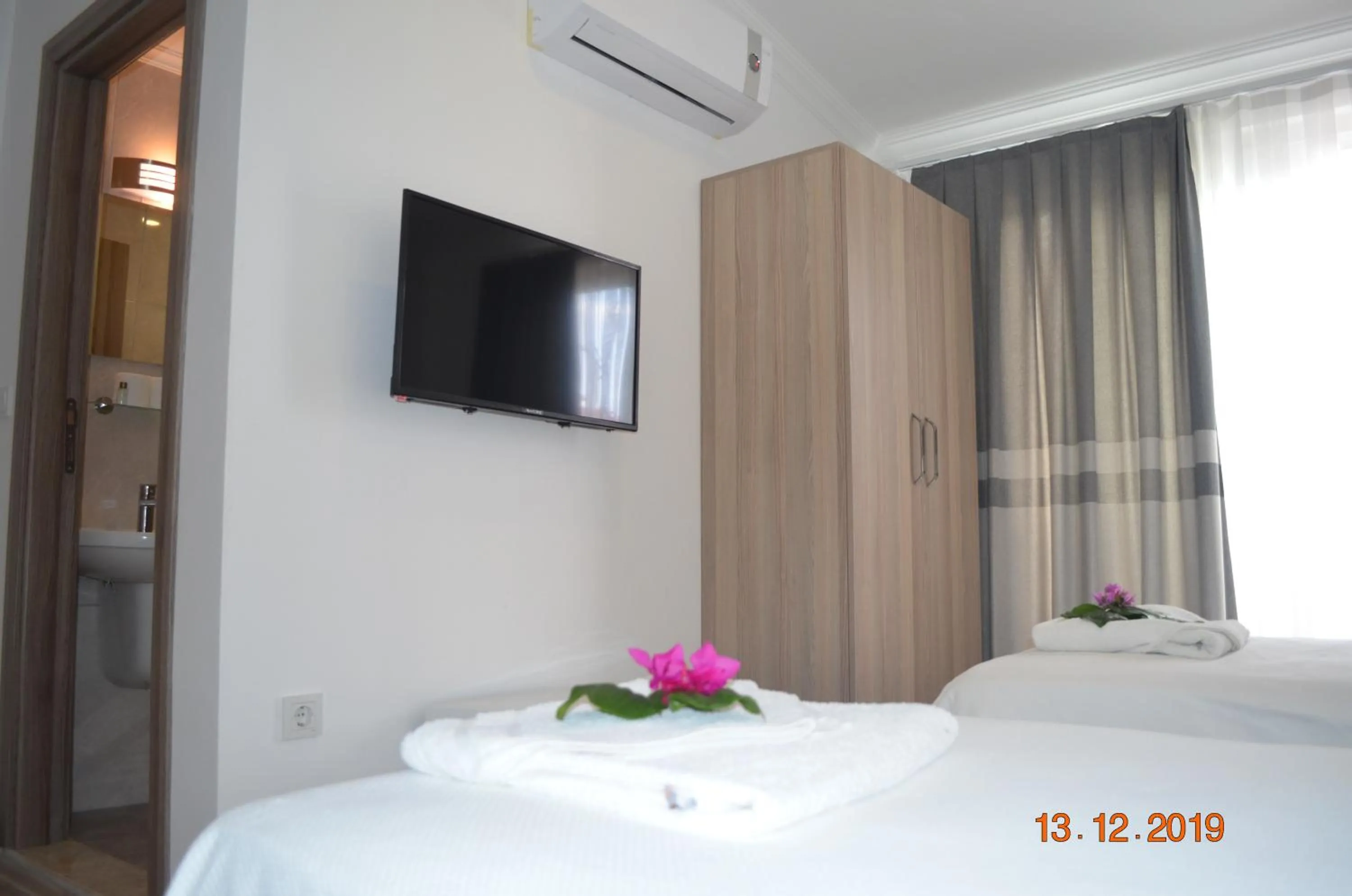 TV and multimedia, Bed in Hotel Uygar