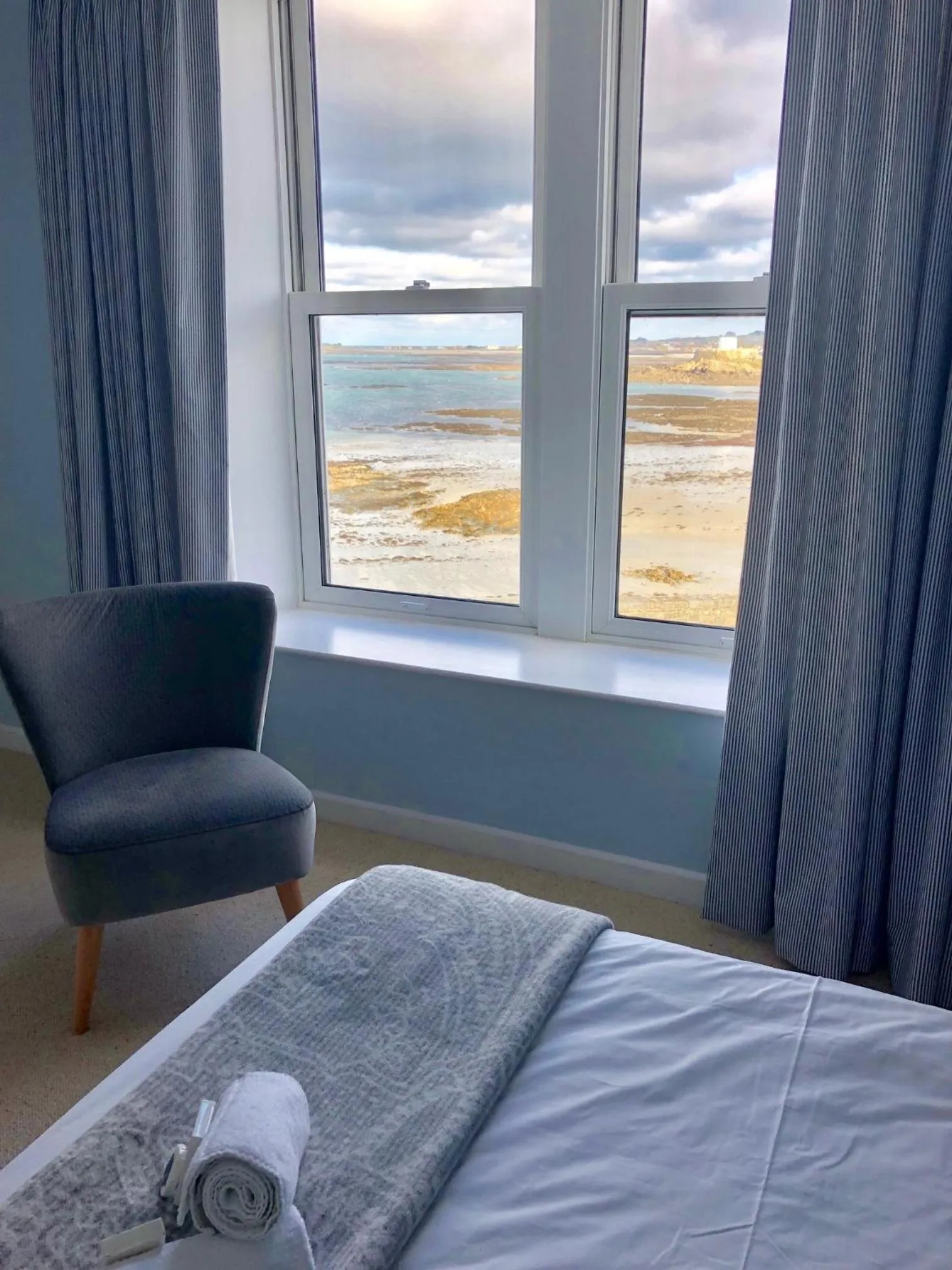 Seating area, Bed in The Imperial Hotel