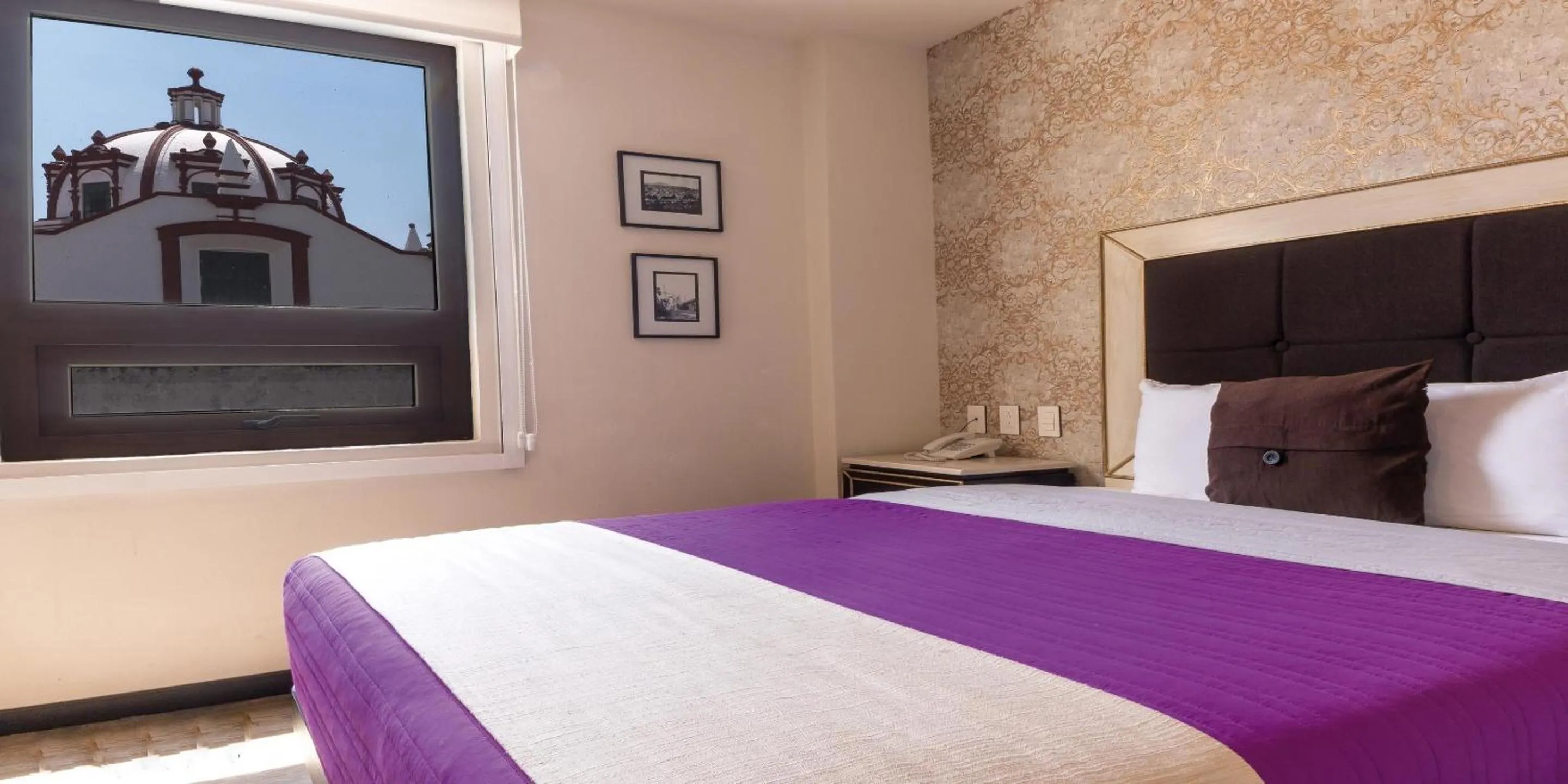 Photo of the whole room, Bed in Mansion Azul Cholula