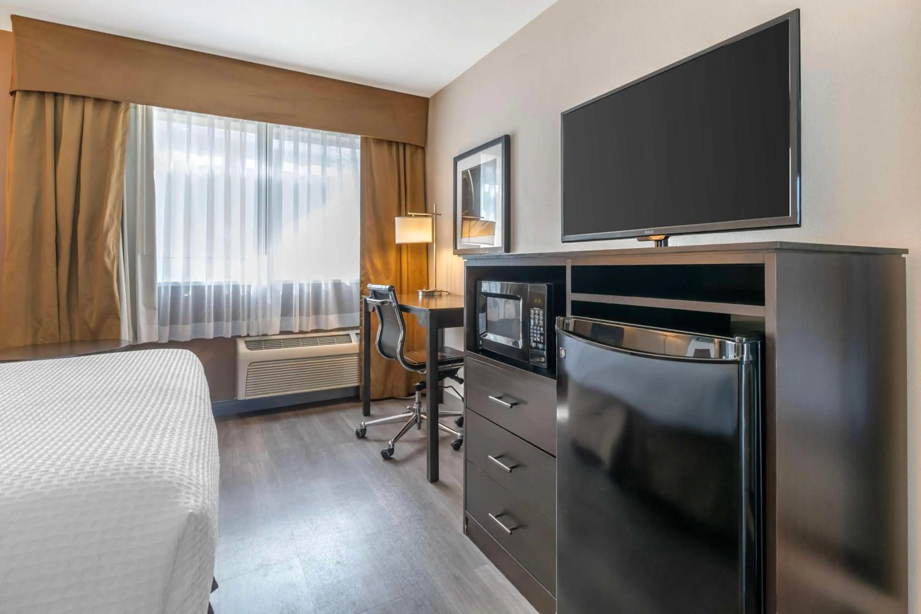 Bedroom, Bed in Best Western Inn of Vancouver