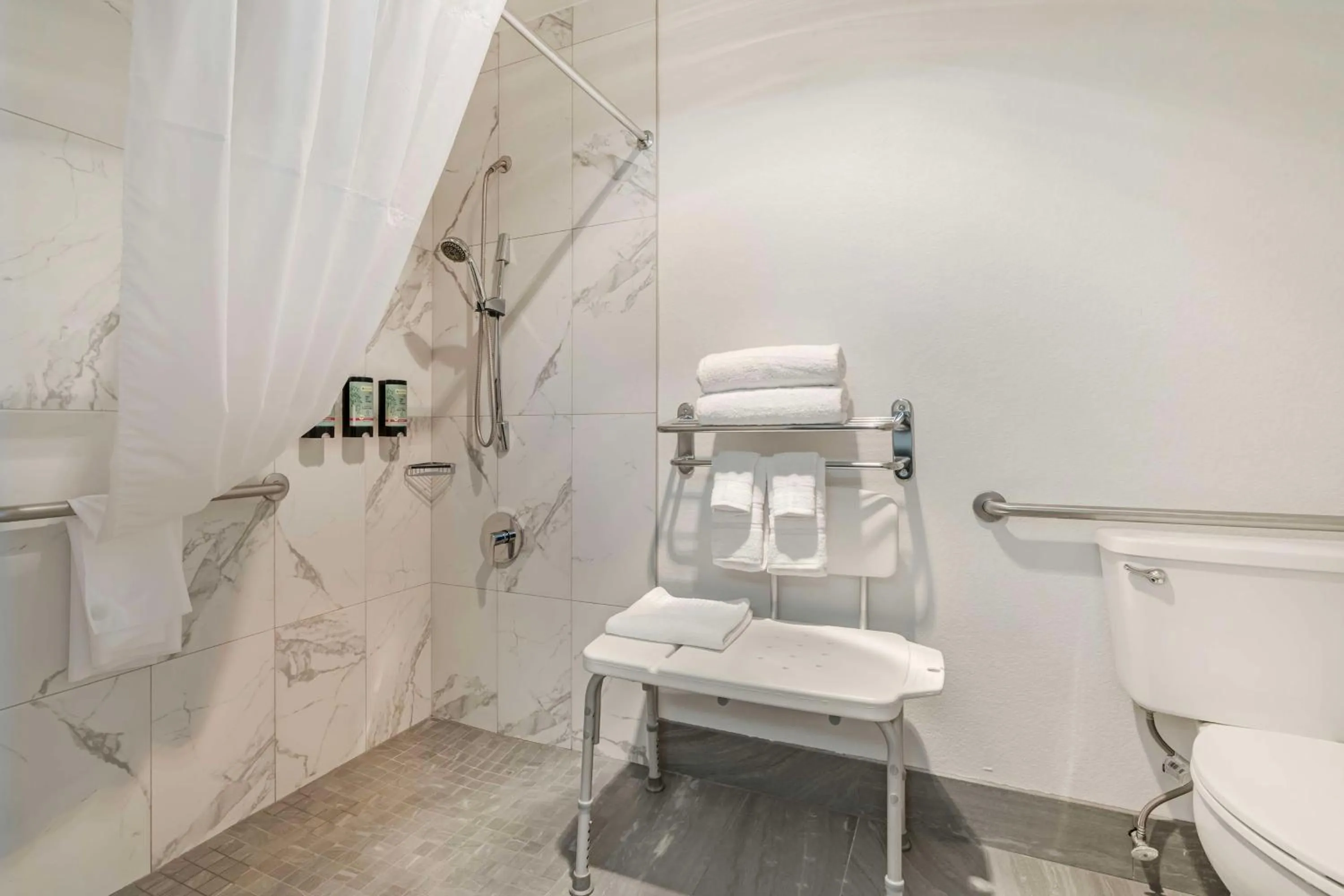 Bathroom in Best Western Inn of Vancouver