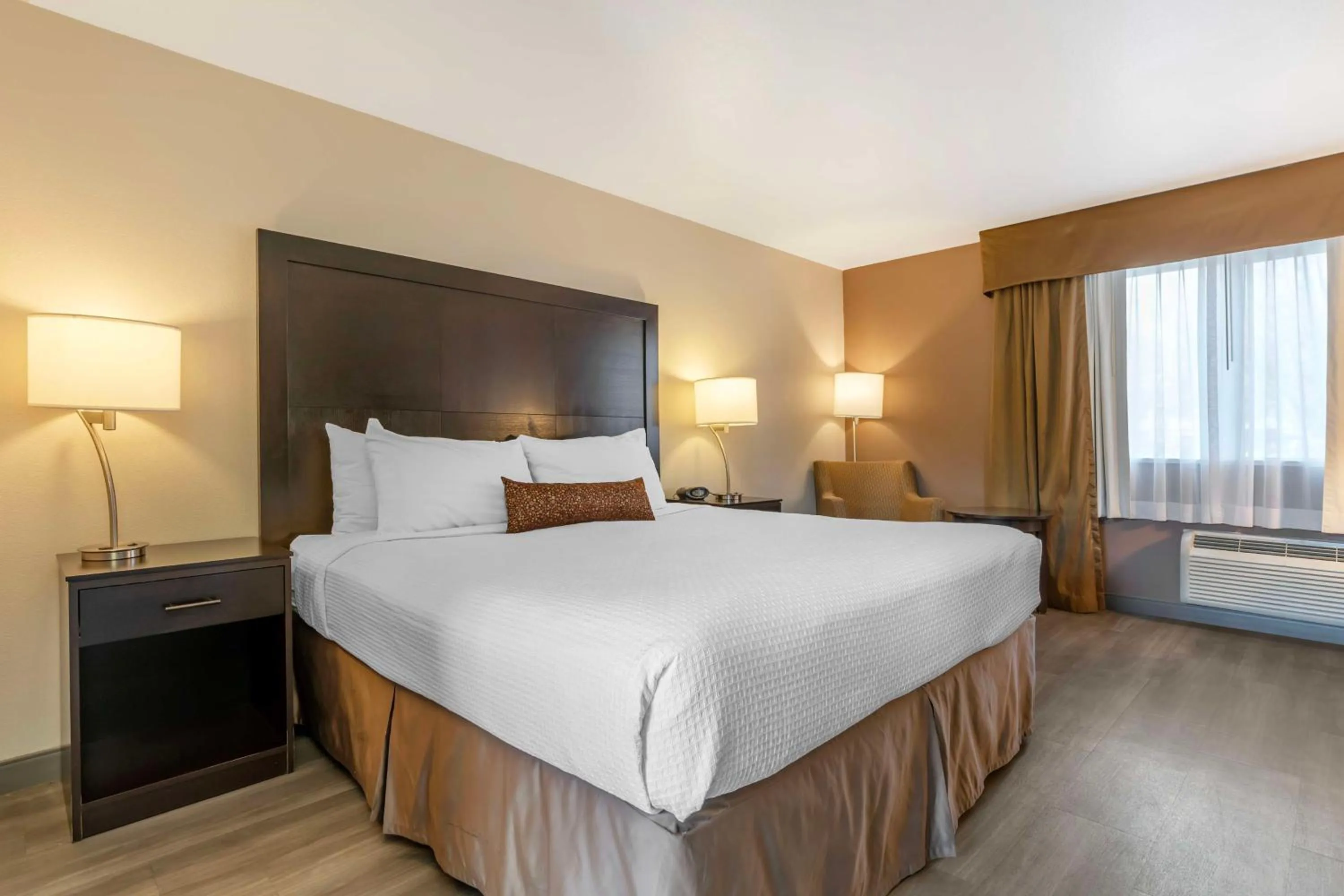 Bedroom, Bed in Best Western Inn of Vancouver