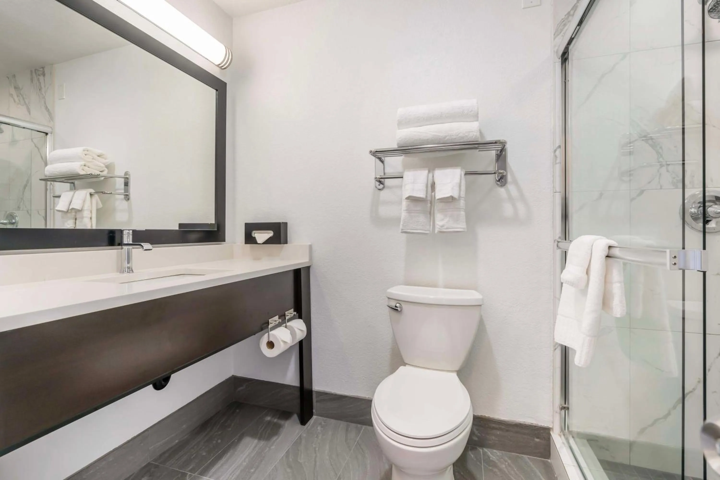 Bathroom in Best Western Inn of Vancouver