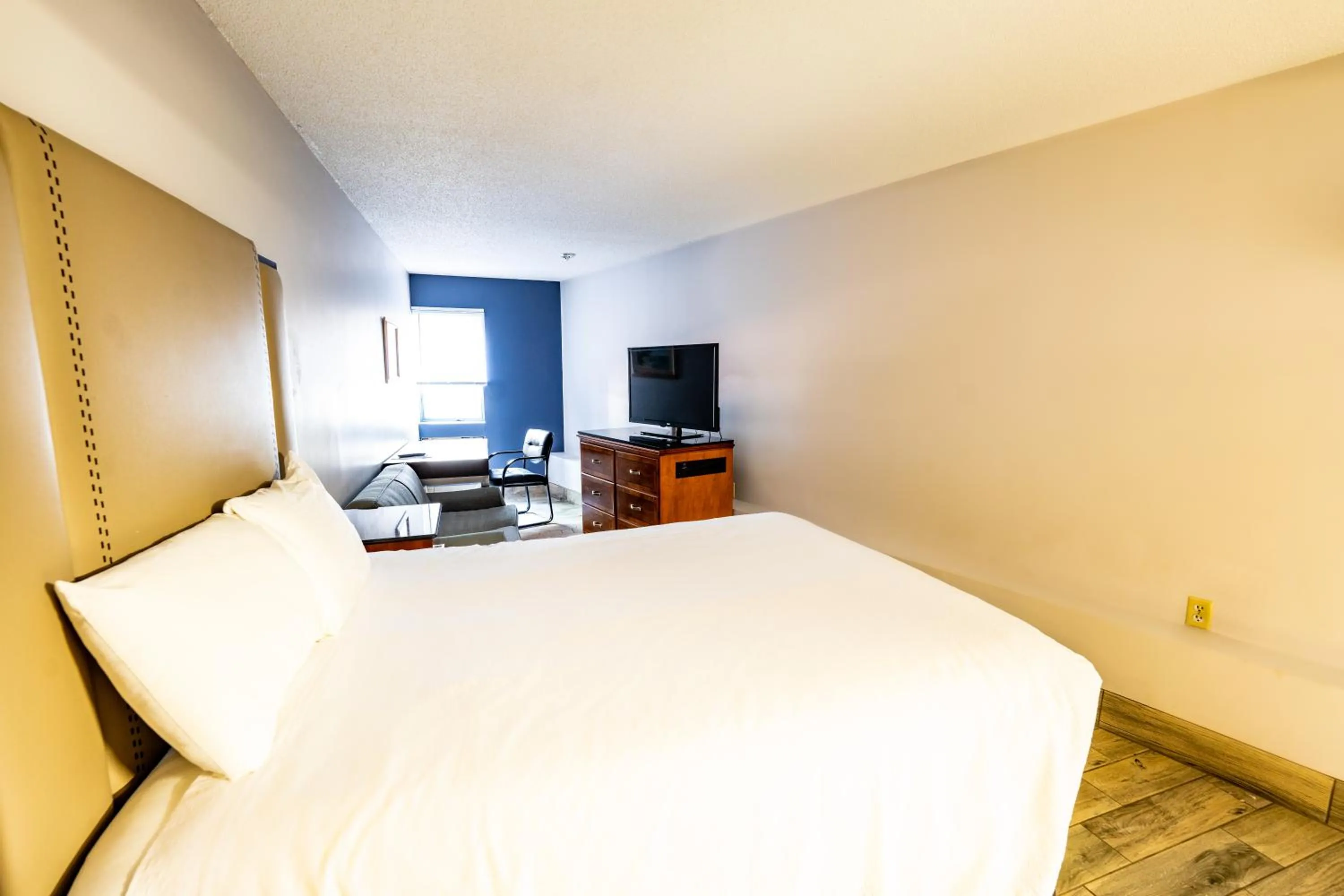 Bed in Manistee Inn & Marina