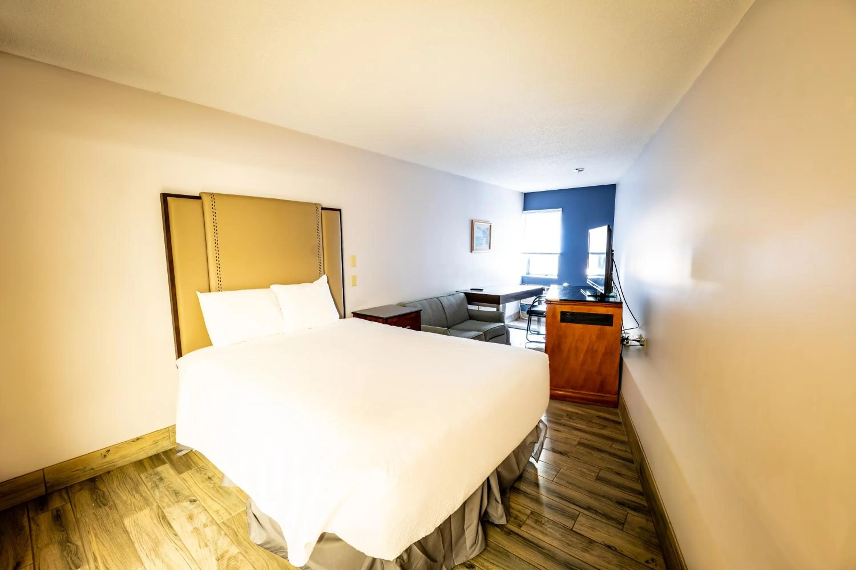 Bed in Manistee Inn & Marina