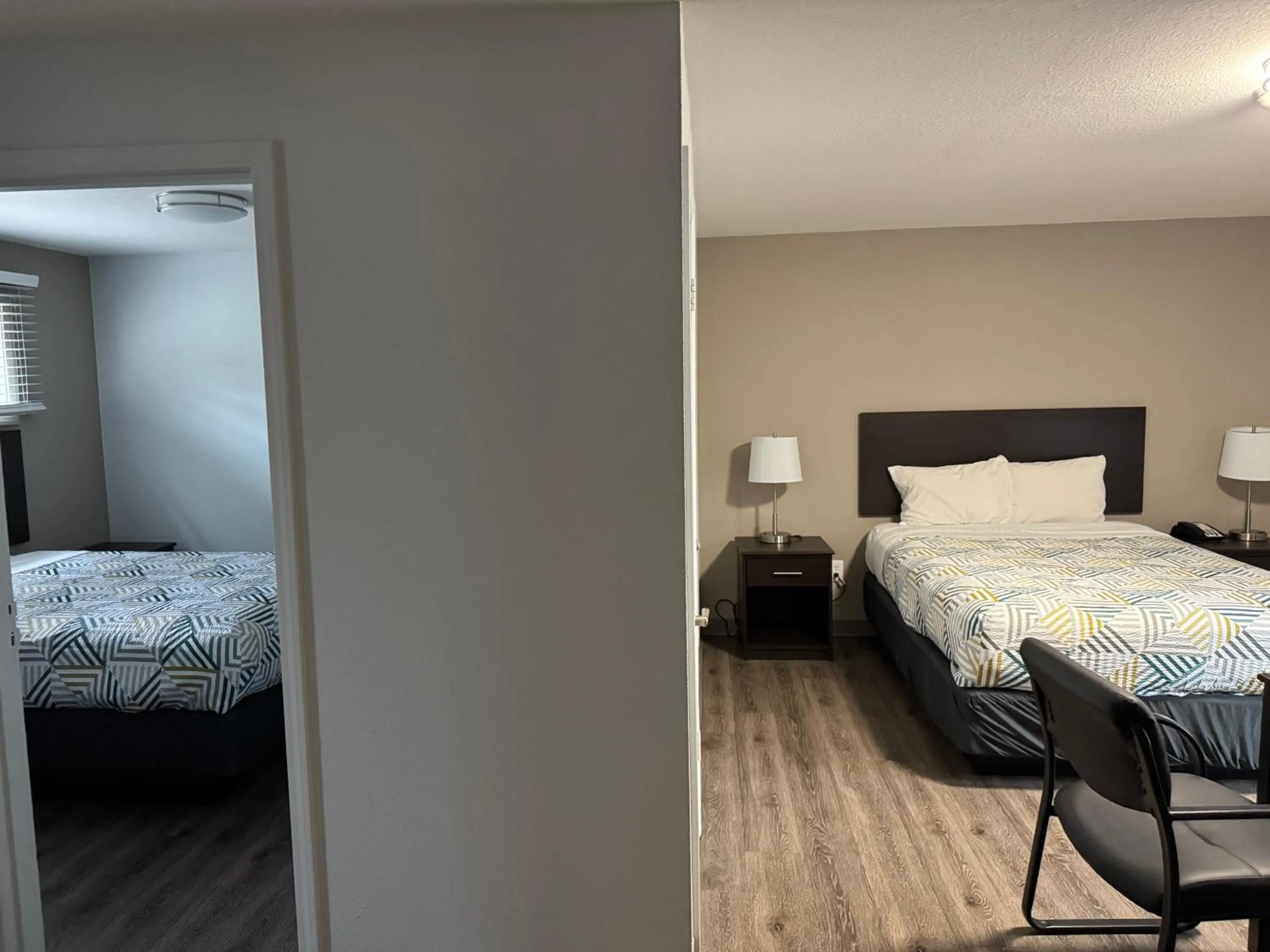 Bedroom, Bed in Econo Lodge Vancouver