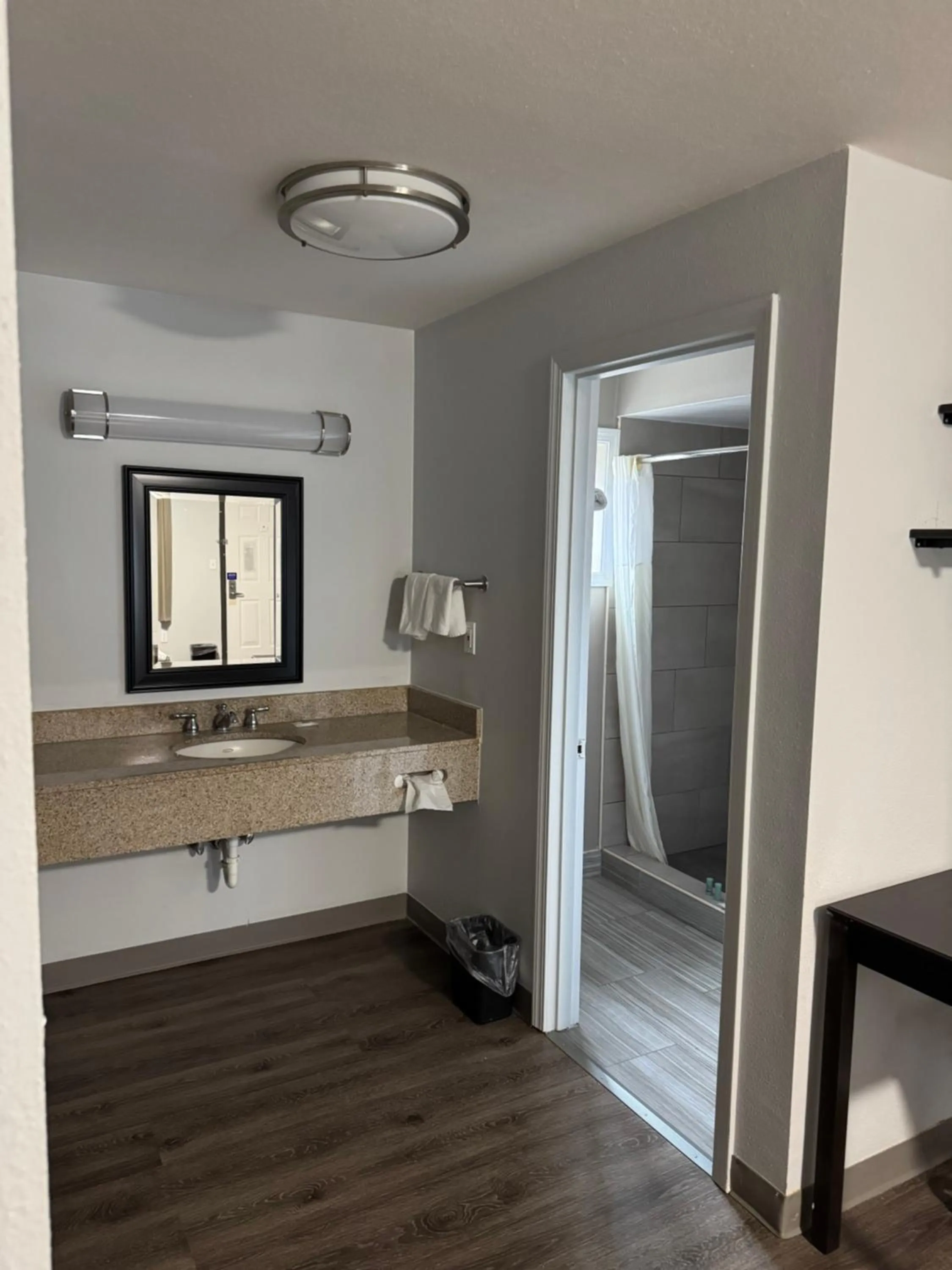 Bathroom, Bed in Econo Lodge Vancouver