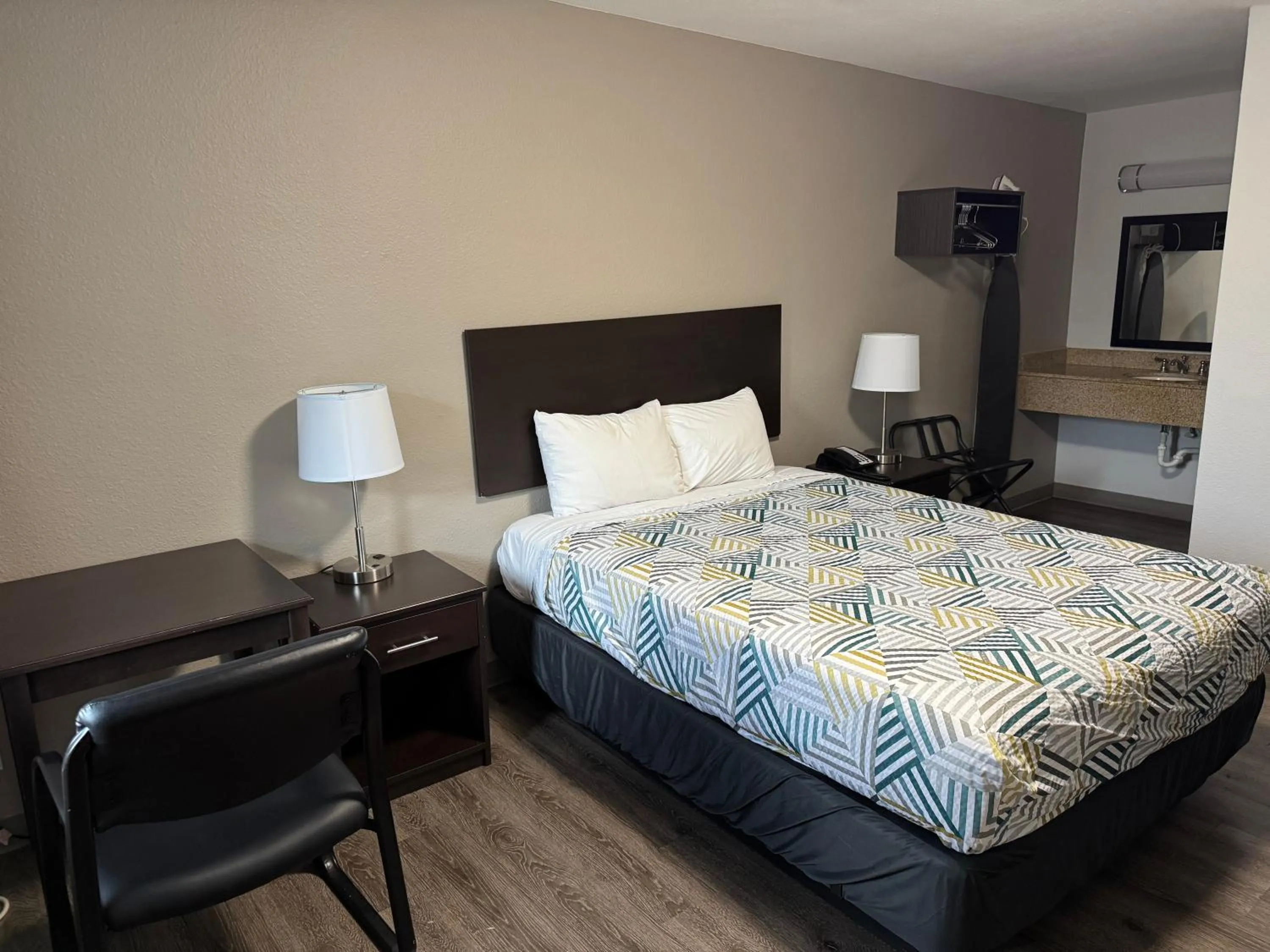 Bedroom, Bed in Econo Lodge Vancouver