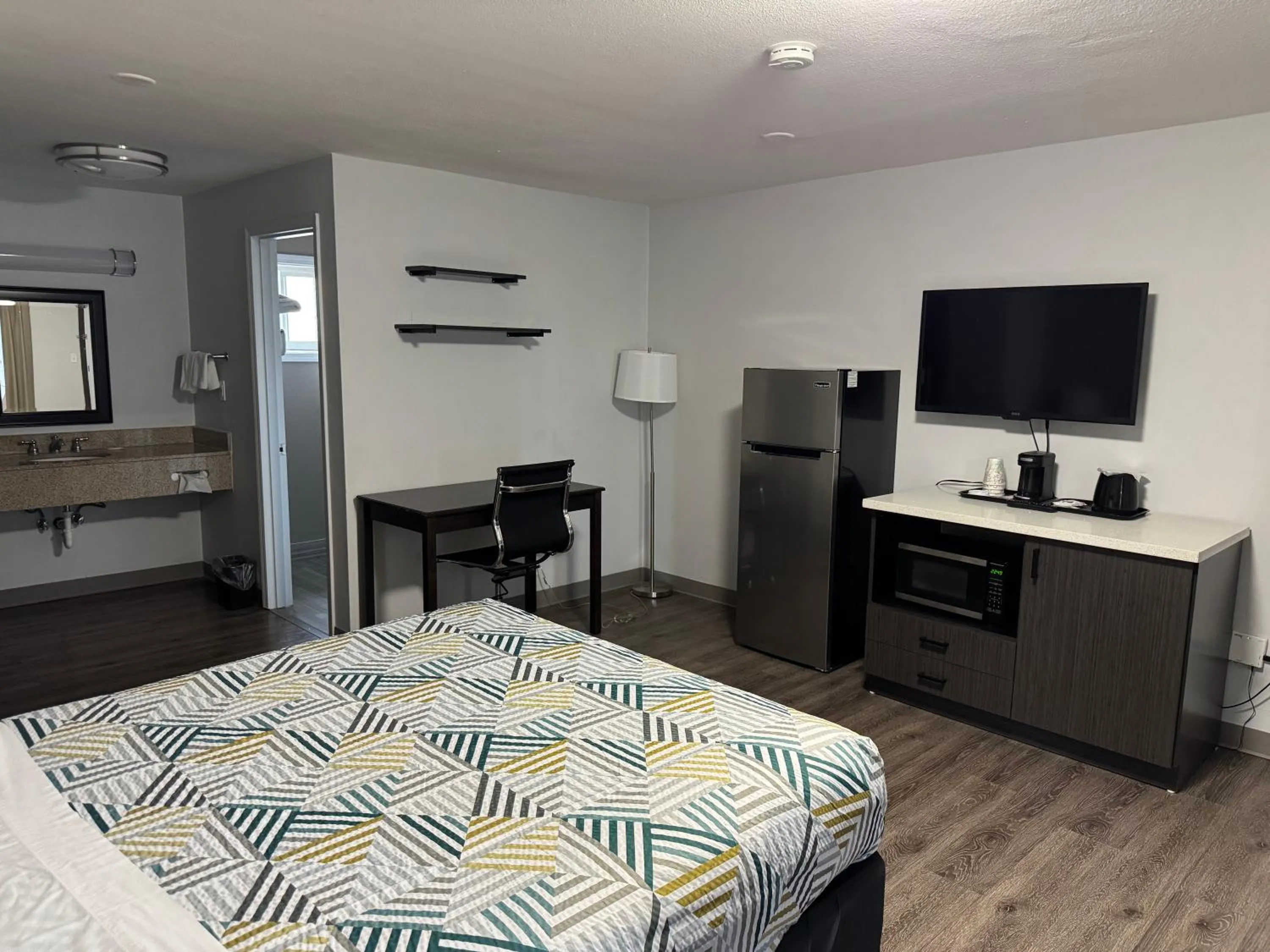 Bedroom, Bed in Econo Lodge Vancouver