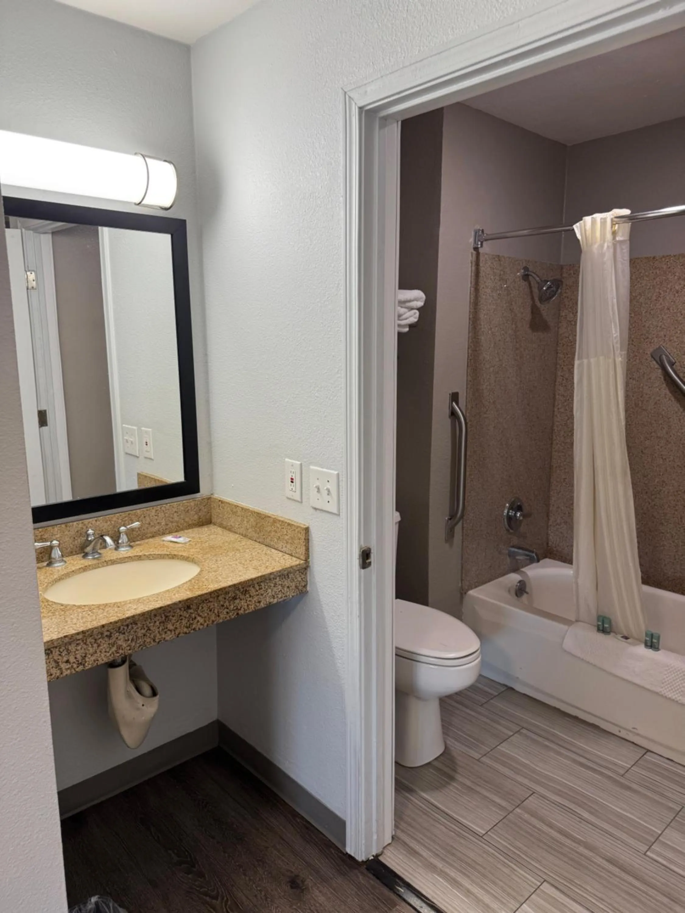 Bathroom in Econo Lodge Vancouver