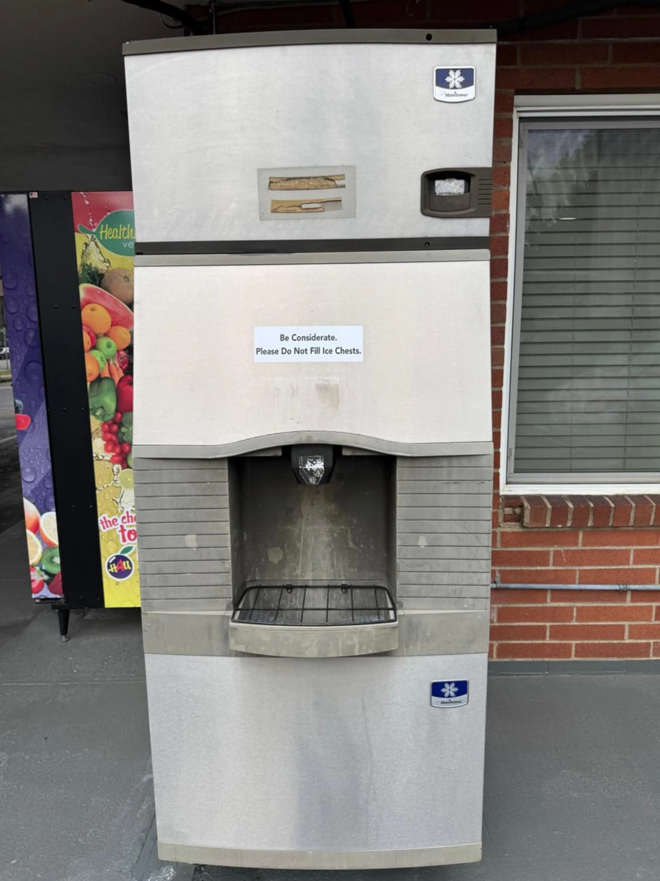 vending machine in Econo Lodge Vancouver