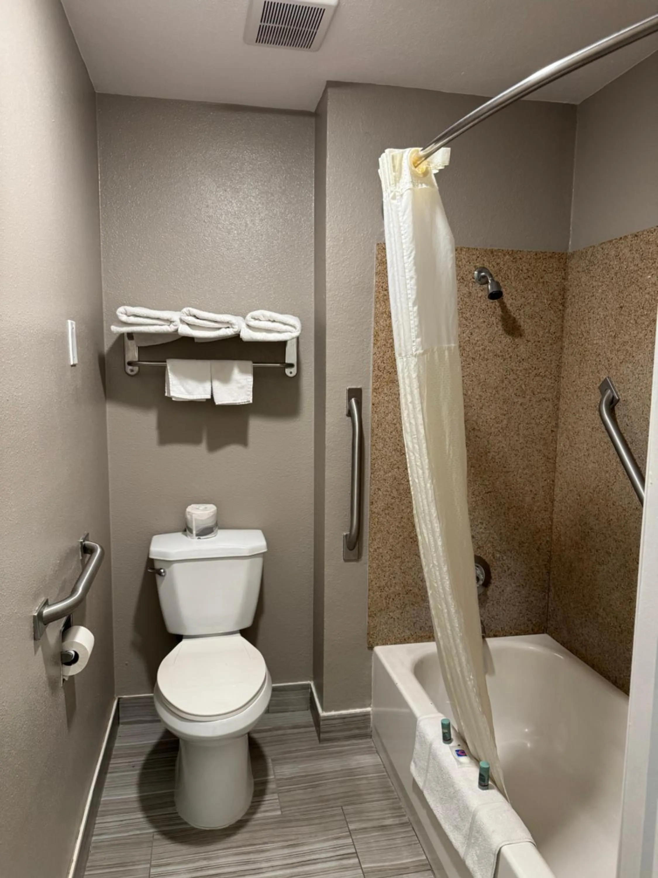 Bathroom in Econo Lodge Vancouver