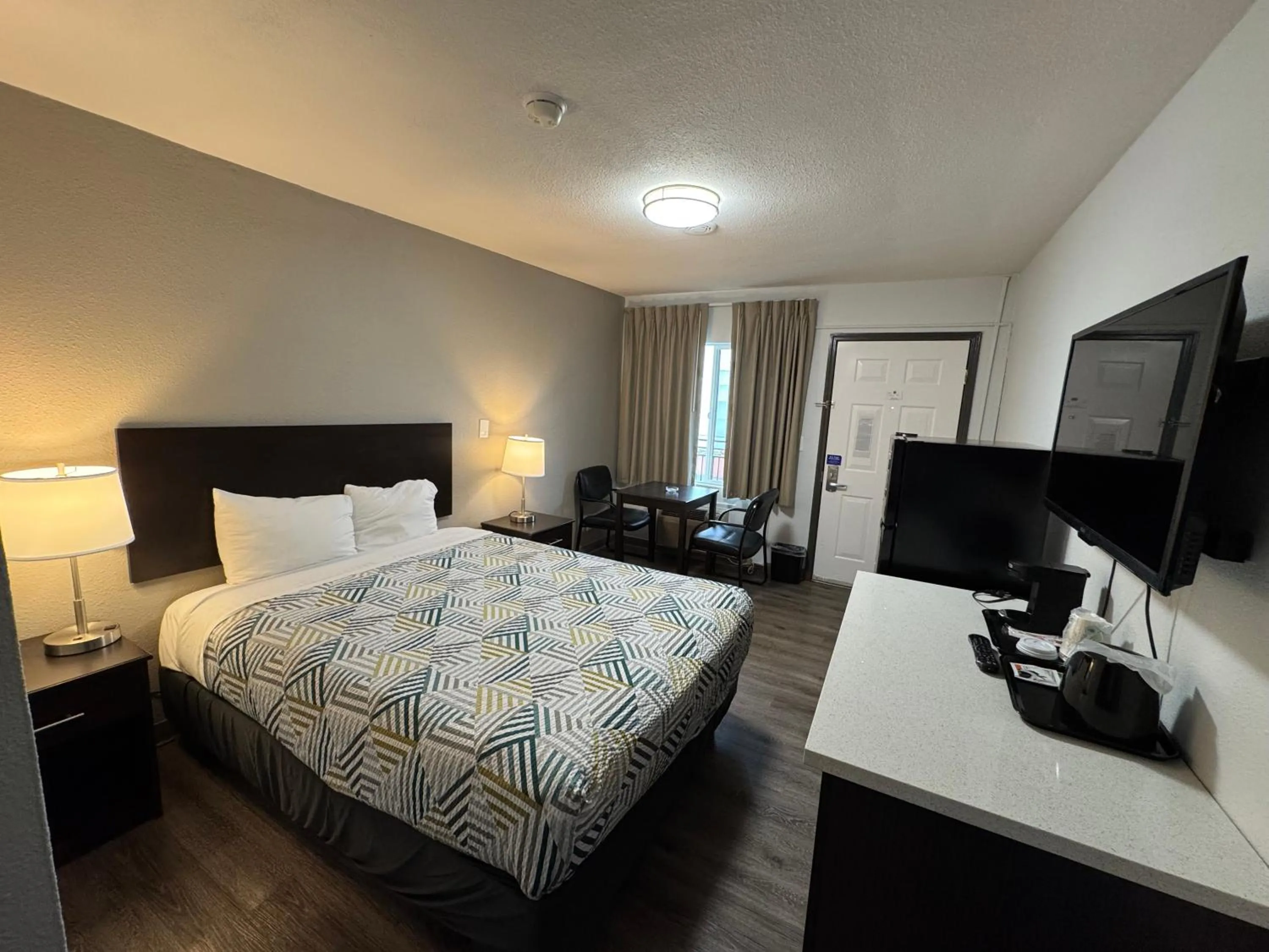 Bedroom, Bed in Econo Lodge Vancouver