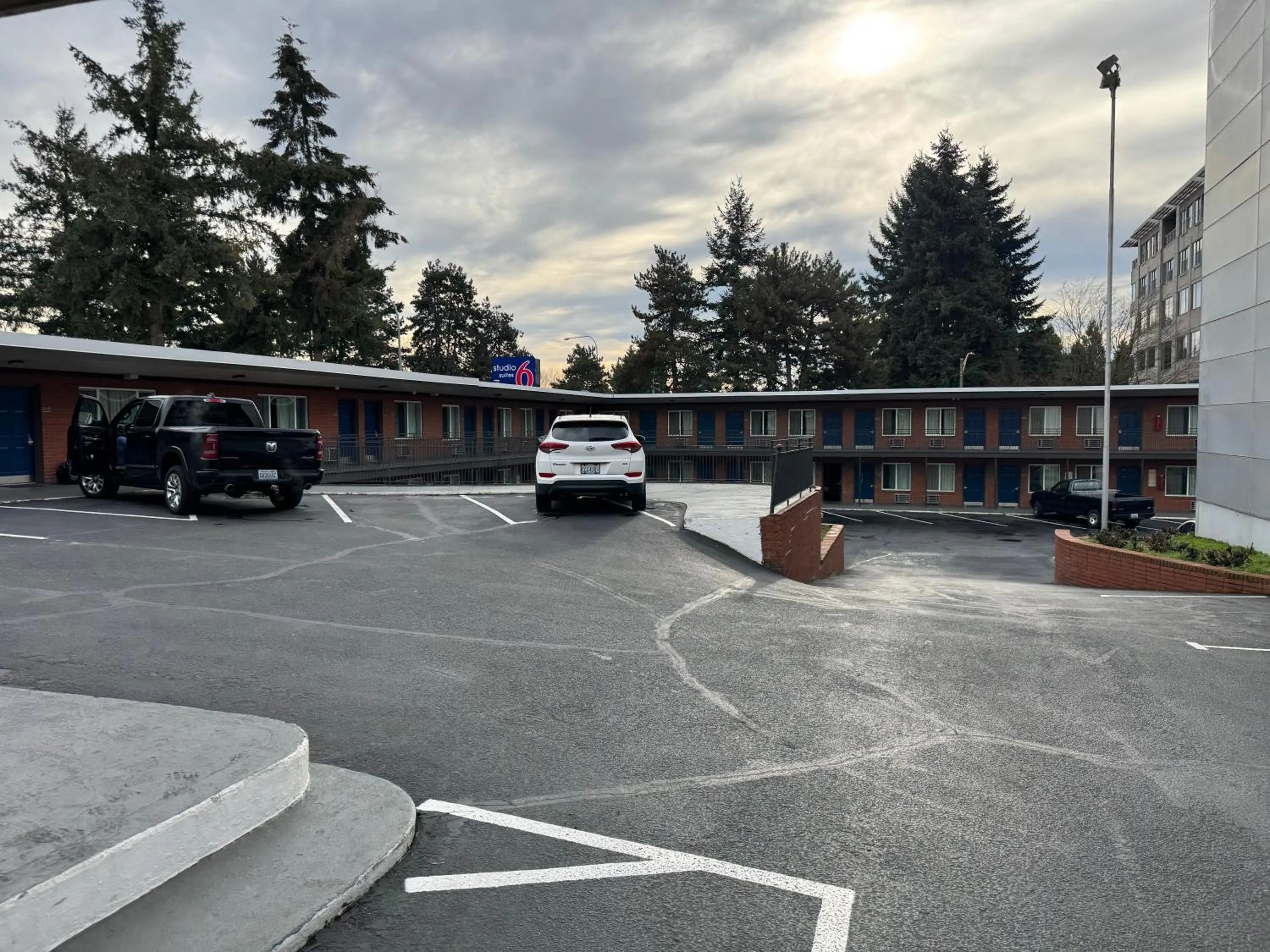 Property building in Econo Lodge Vancouver