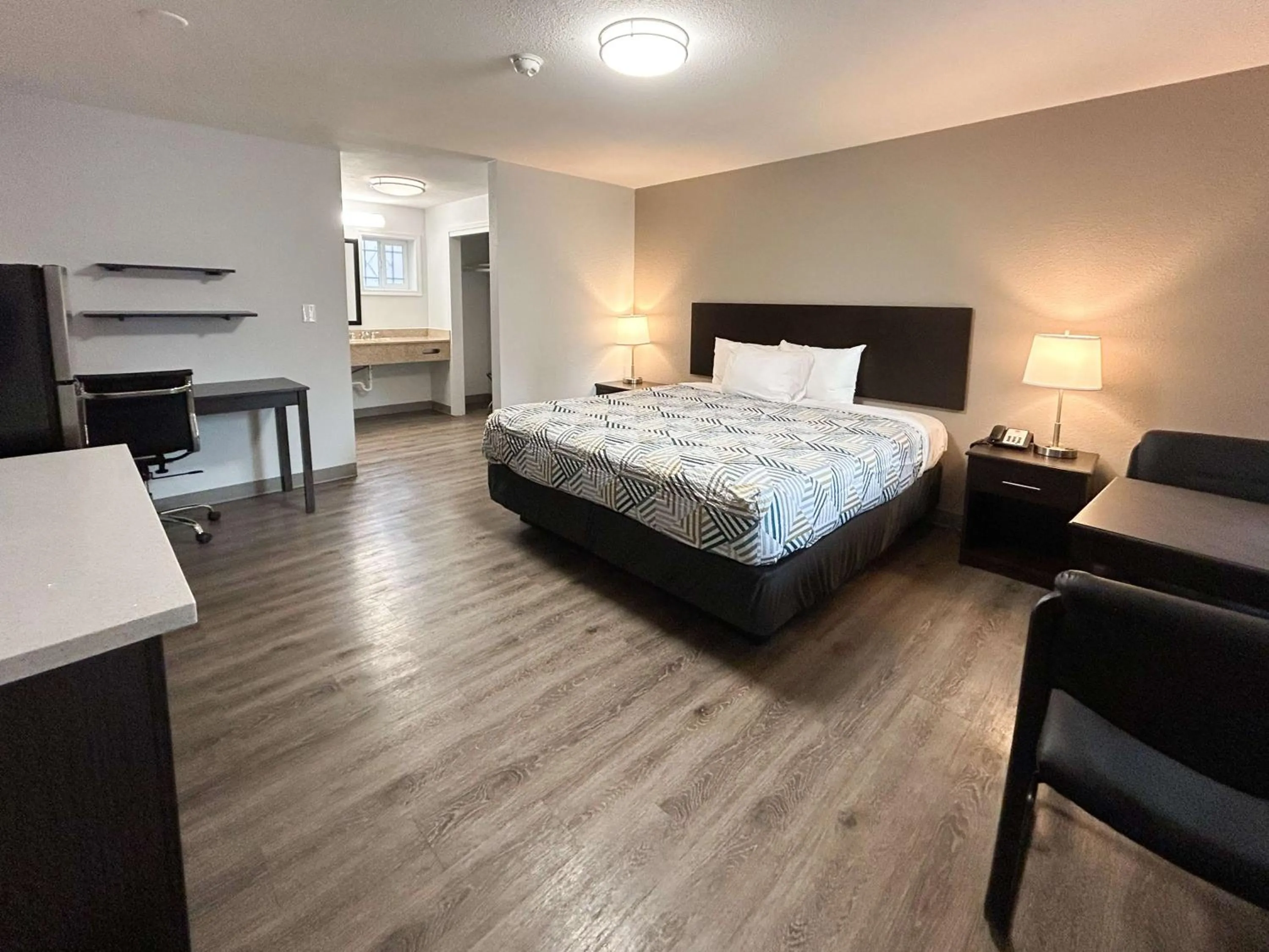 Bedroom, Bed in Econo Lodge Vancouver