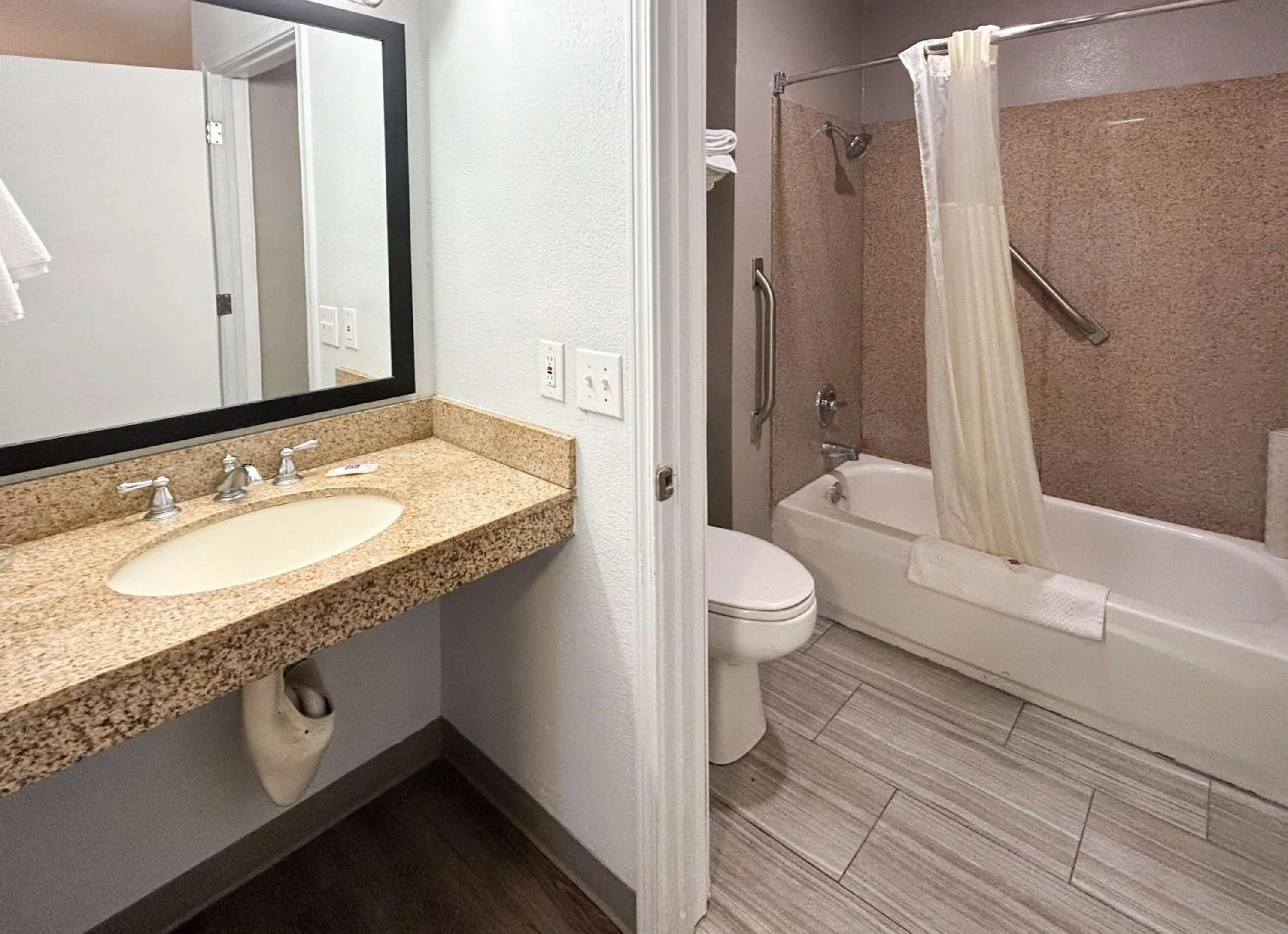 Bathroom in Econo Lodge Vancouver