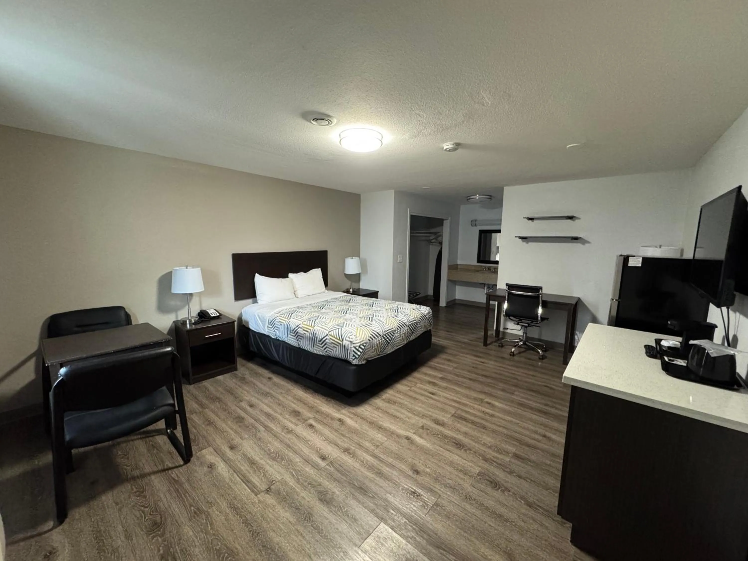 Bedroom, Bed in Econo Lodge Vancouver