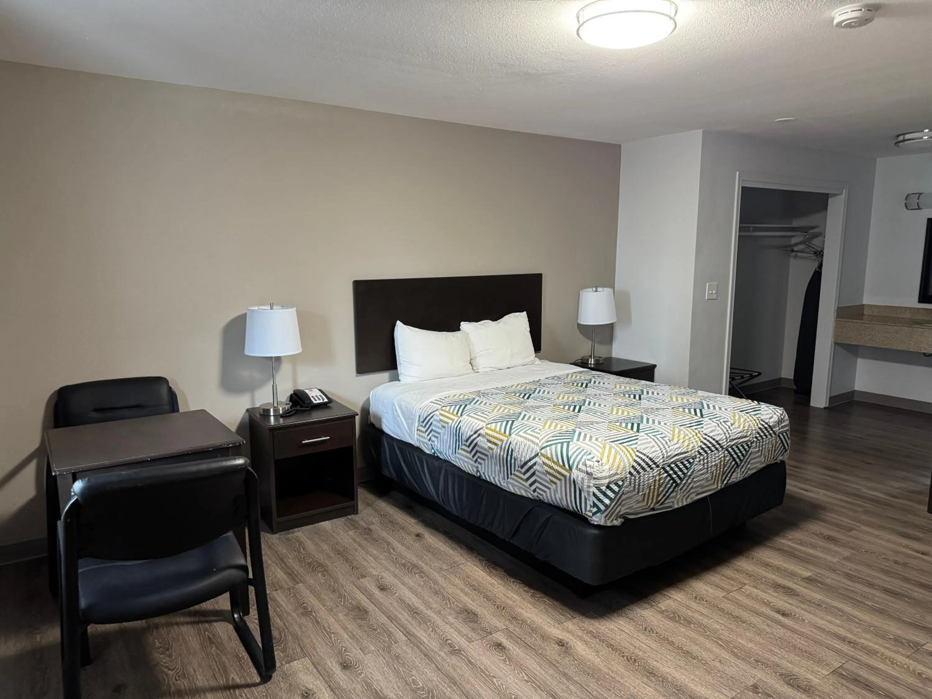 Bedroom, Bed in Econo Lodge Vancouver