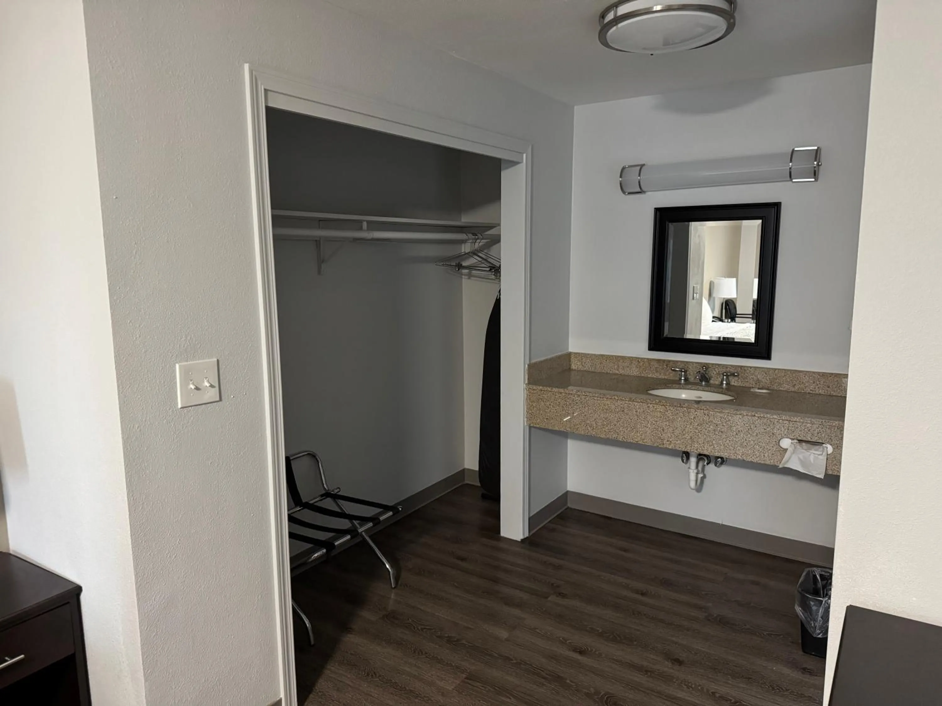 Bathroom in Econo Lodge Vancouver